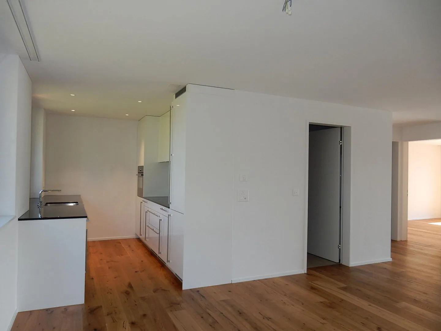 modern apartment with large terrace - Photo 3 of 8