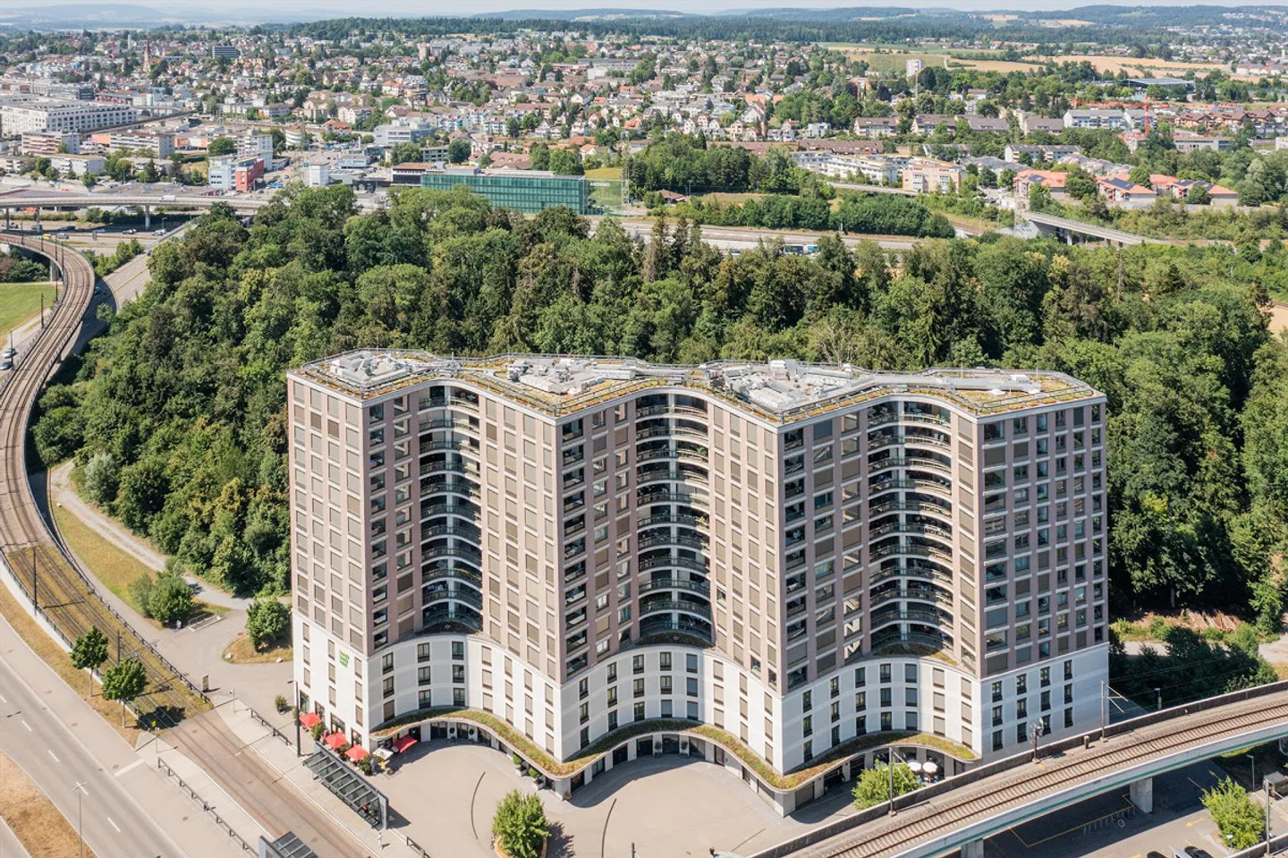 Vivere sopra le cime degli alberi nell'alto edificio Neuguet - Foto 6 di 11