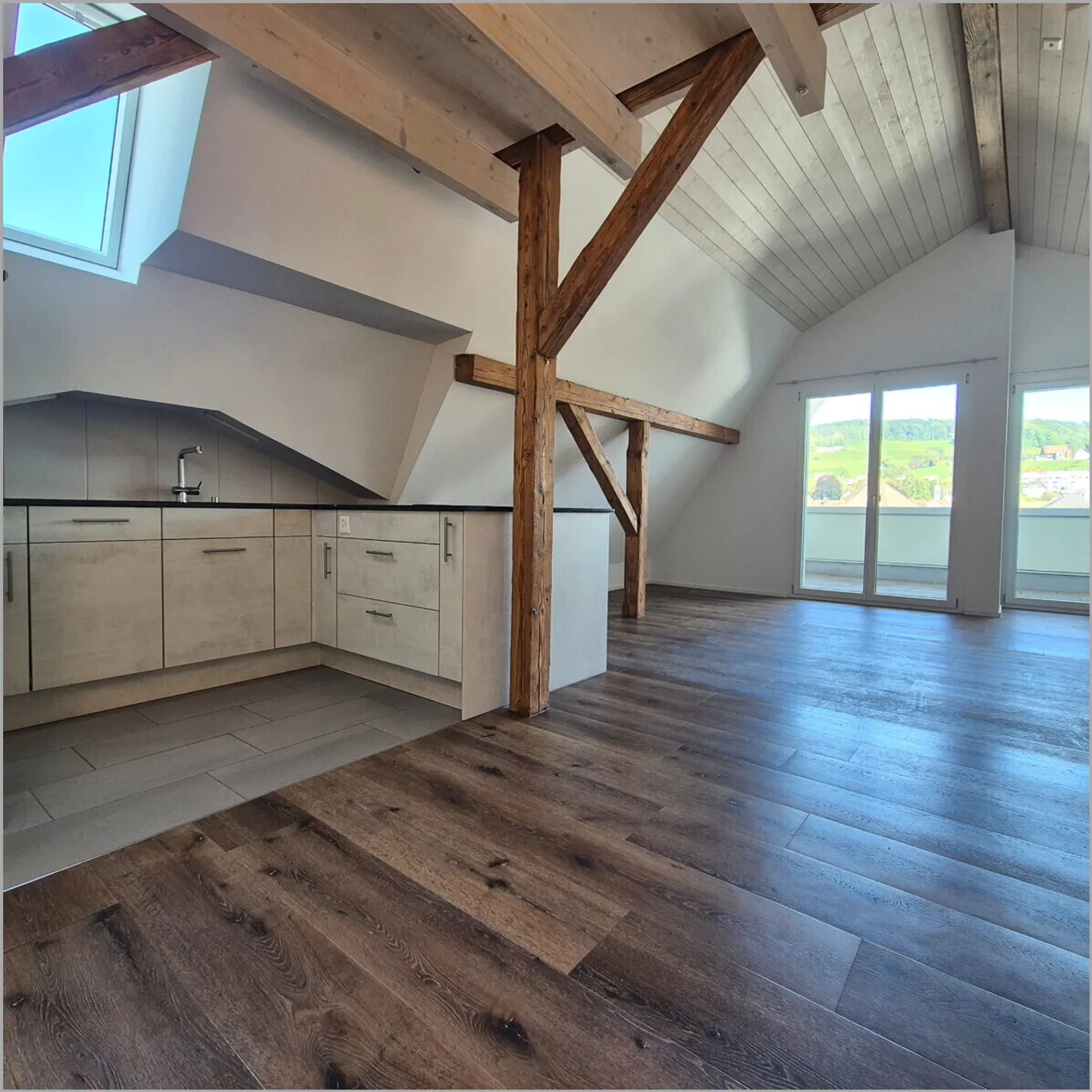 Maisonette penthouse spacieuse et centrale avec vue ! - Photo 1 sur 9