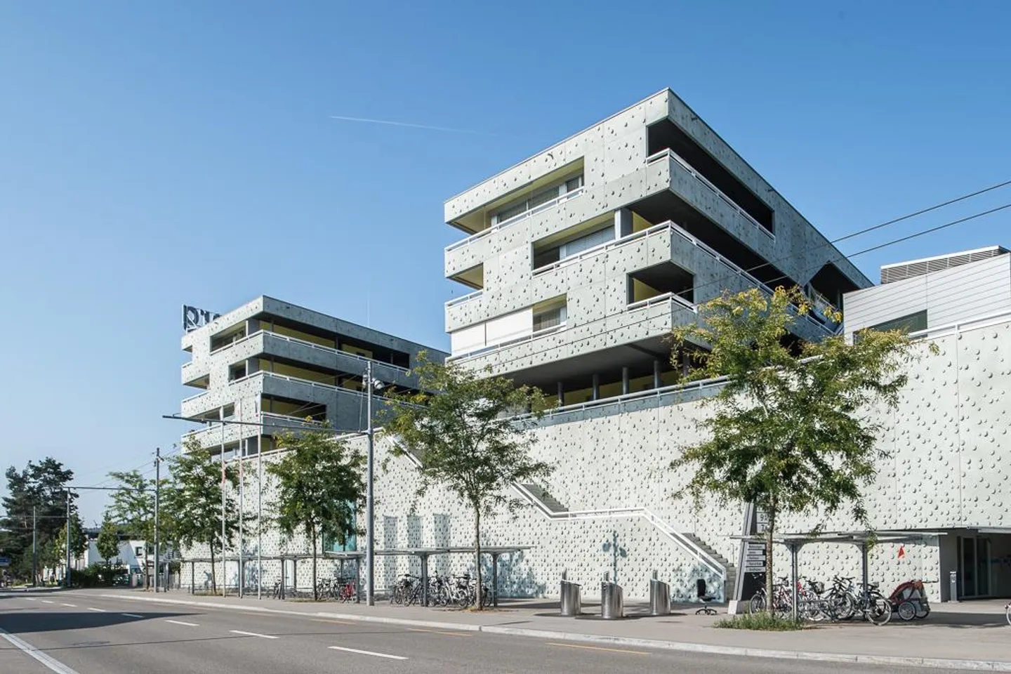 A dry spot for your car! - Photo 1 of 2