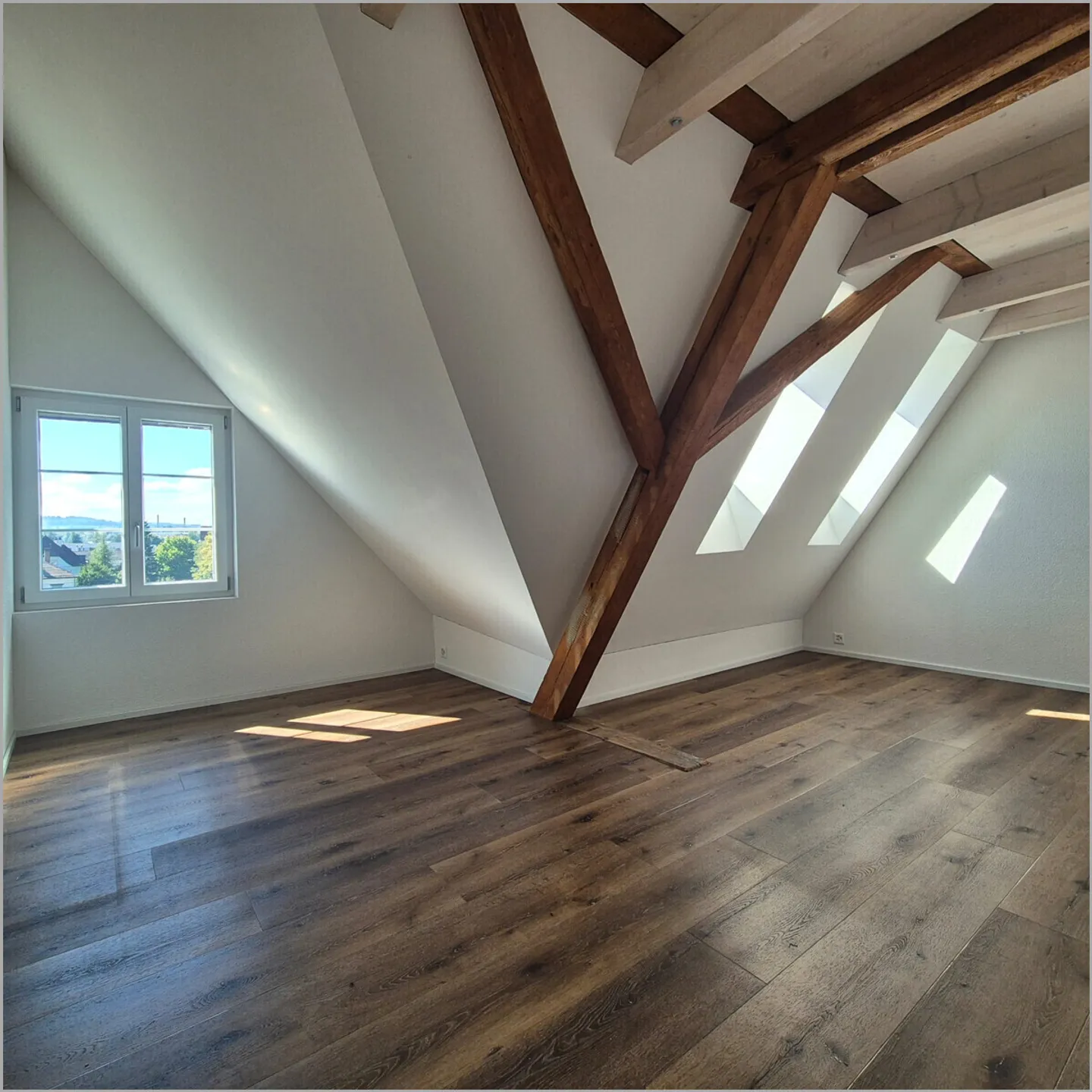 Maisonette penthouse spacieuse et centrale avec vue ! - Photo 4 sur 9