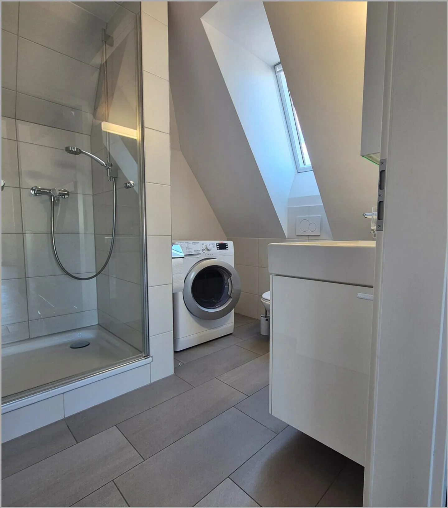 Maisonette penthouse spacieuse et centrale avec vue ! - Photo 7 sur 9