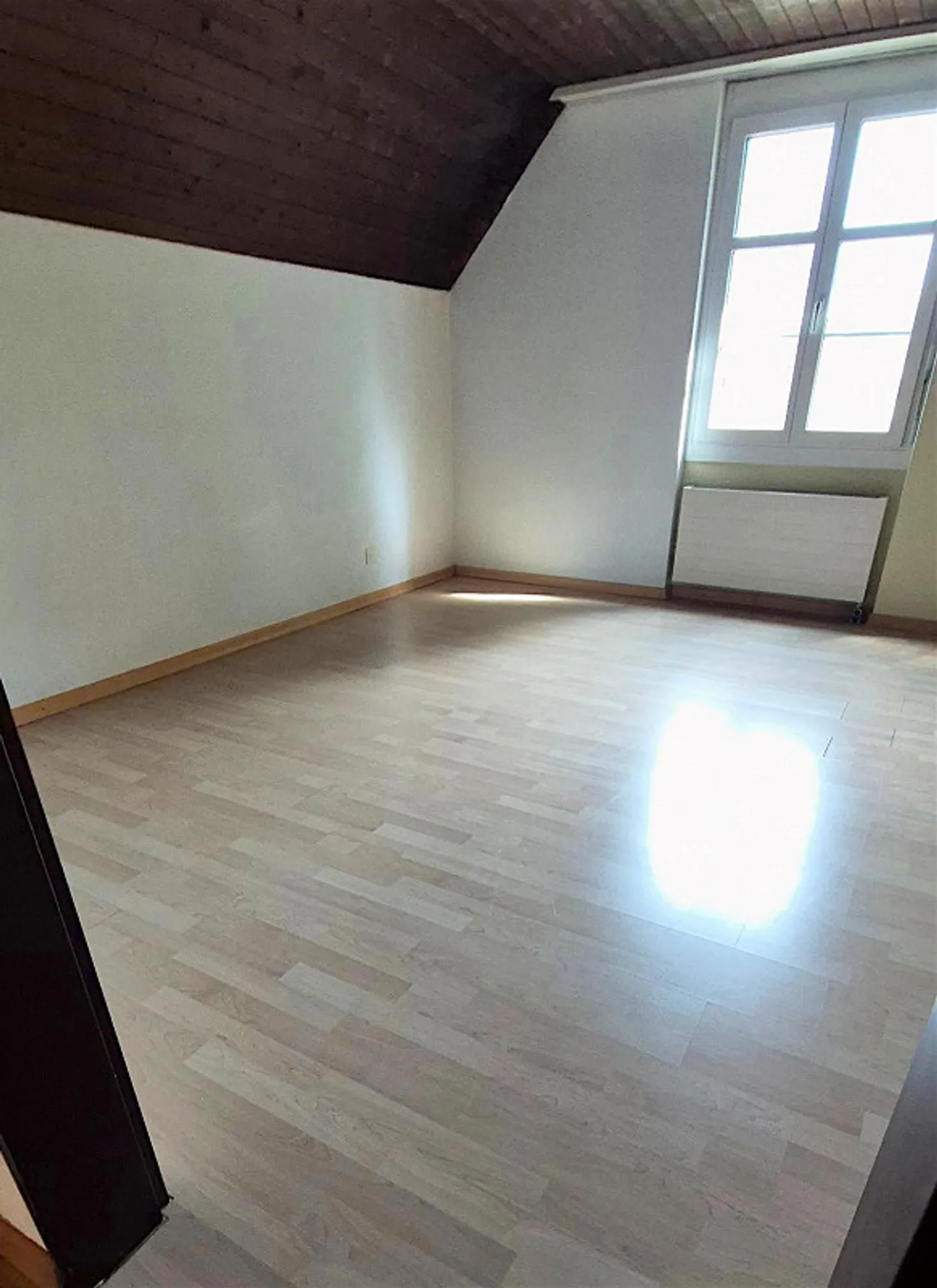 Appartement mansardé 2½ pièces confortable avec coin repas séparé - Photo 6 sur 9