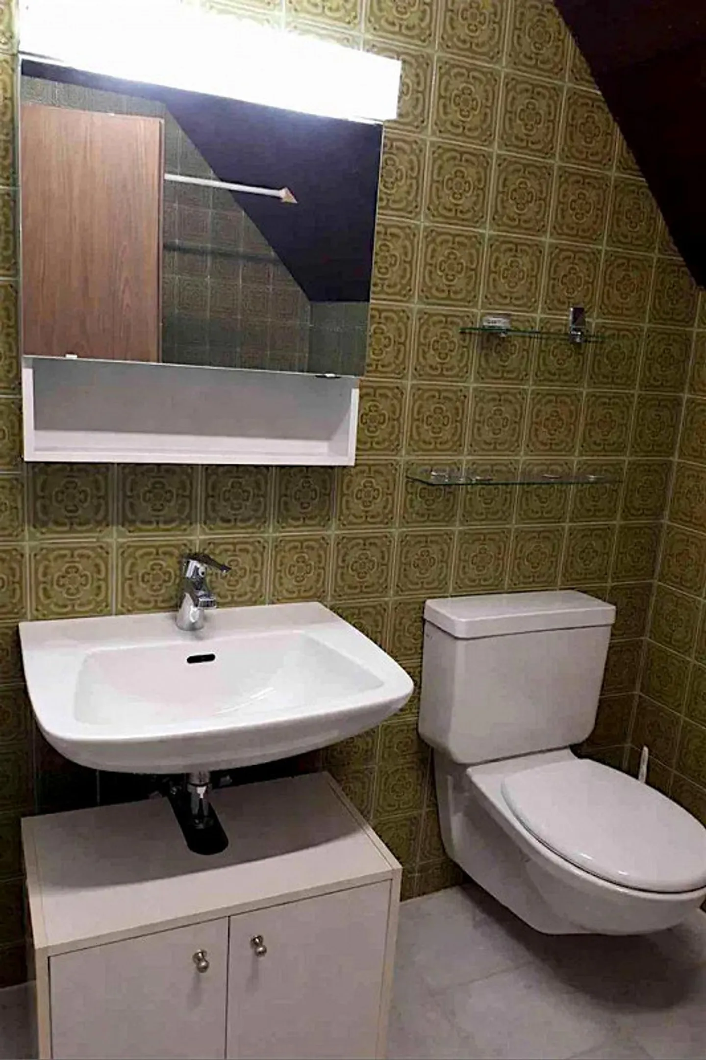 Appartement mansardé 2½ pièces confortable avec coin repas séparé - Photo 8 sur 9