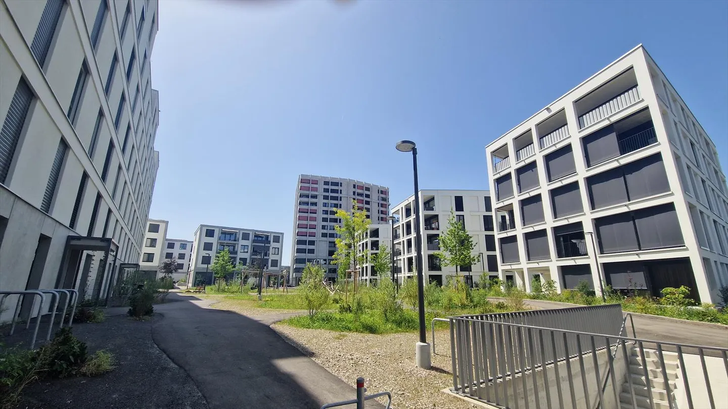 Grosszügig wohnen in Aesch: 4.5 Zimmerwohnung voller Licht und Lebensqualität - Foto 1 von 4