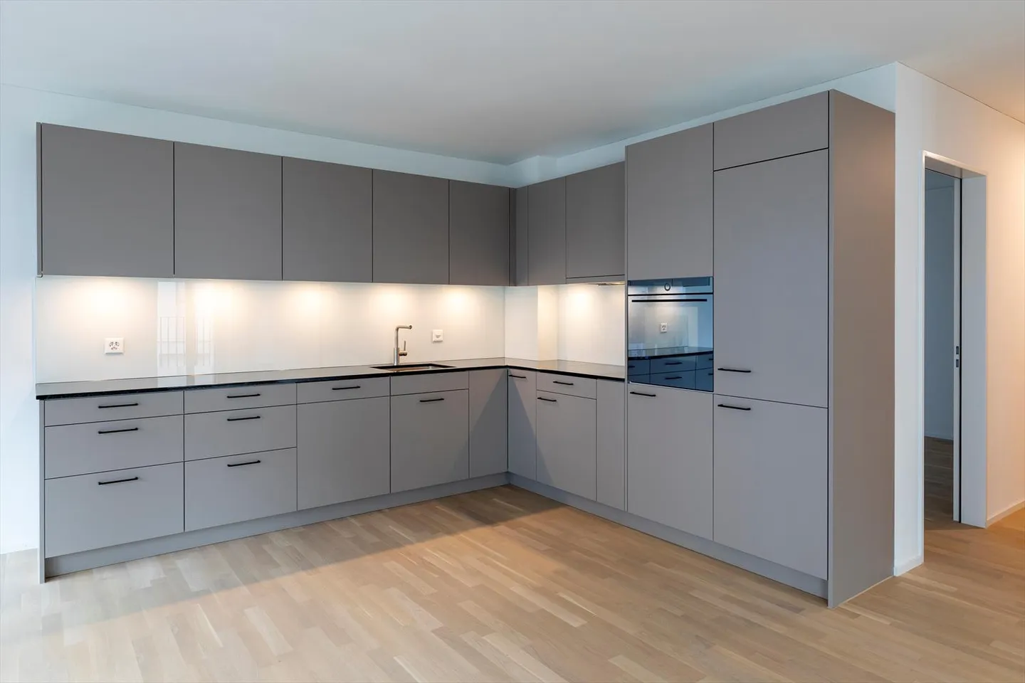 Grosszügig wohnen in Aesch: 4.5 Zimmerwohnung voller Licht und Lebensqualität - Foto 2 von 4