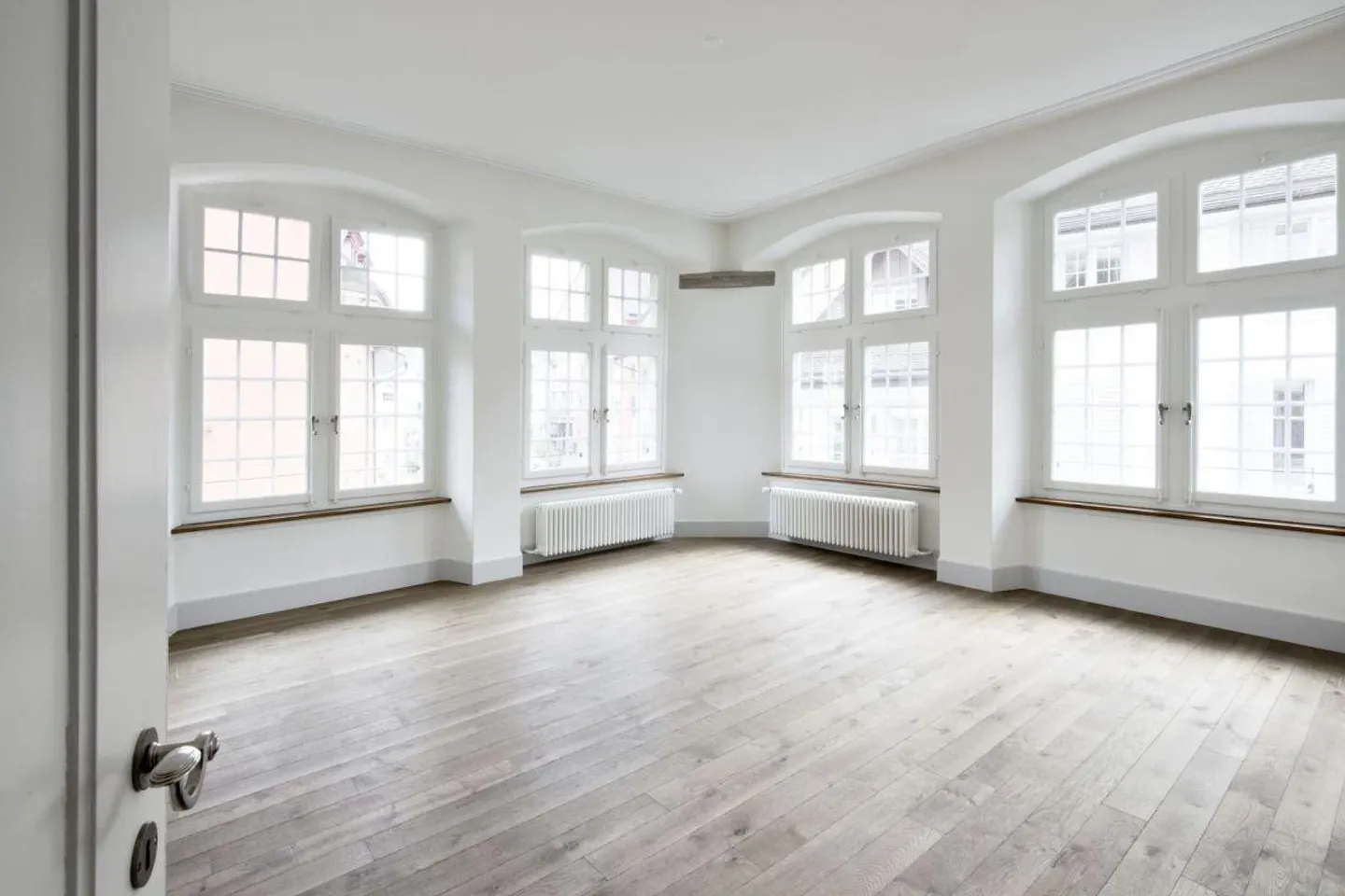 Spacious and bright 2.5-room apartment in the old town of Brugg - Photo 2 of 5