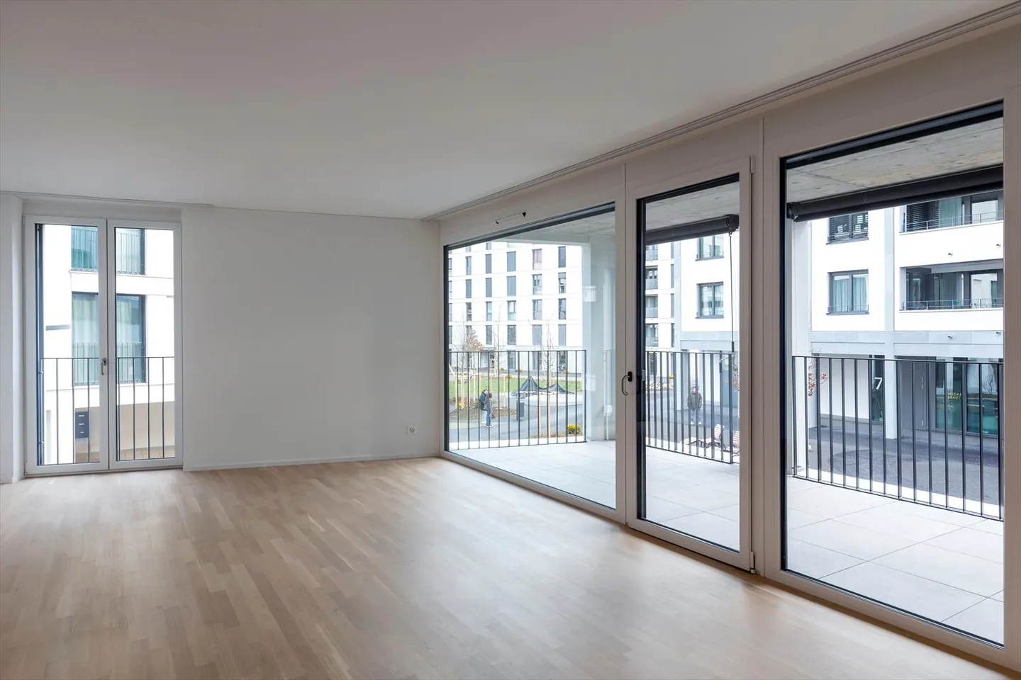 Grosszügig wohnen in Aesch: 4.5 Zimmerwohnung voller Licht und Lebensqualität - Foto 3 von 4