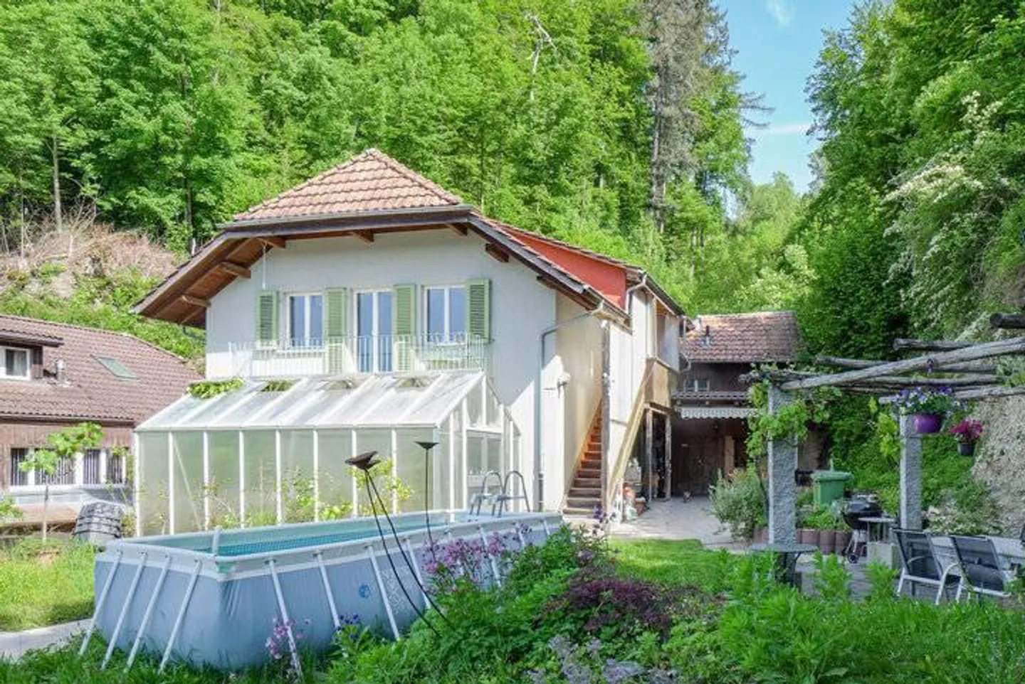 Charmantes Zweifamilienhaus mit Garten - Foto 1 von 9