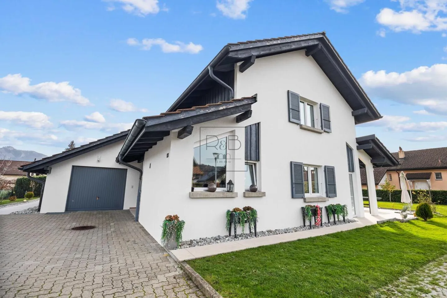 Magnificent house with two apartments - Photo 1 of 17