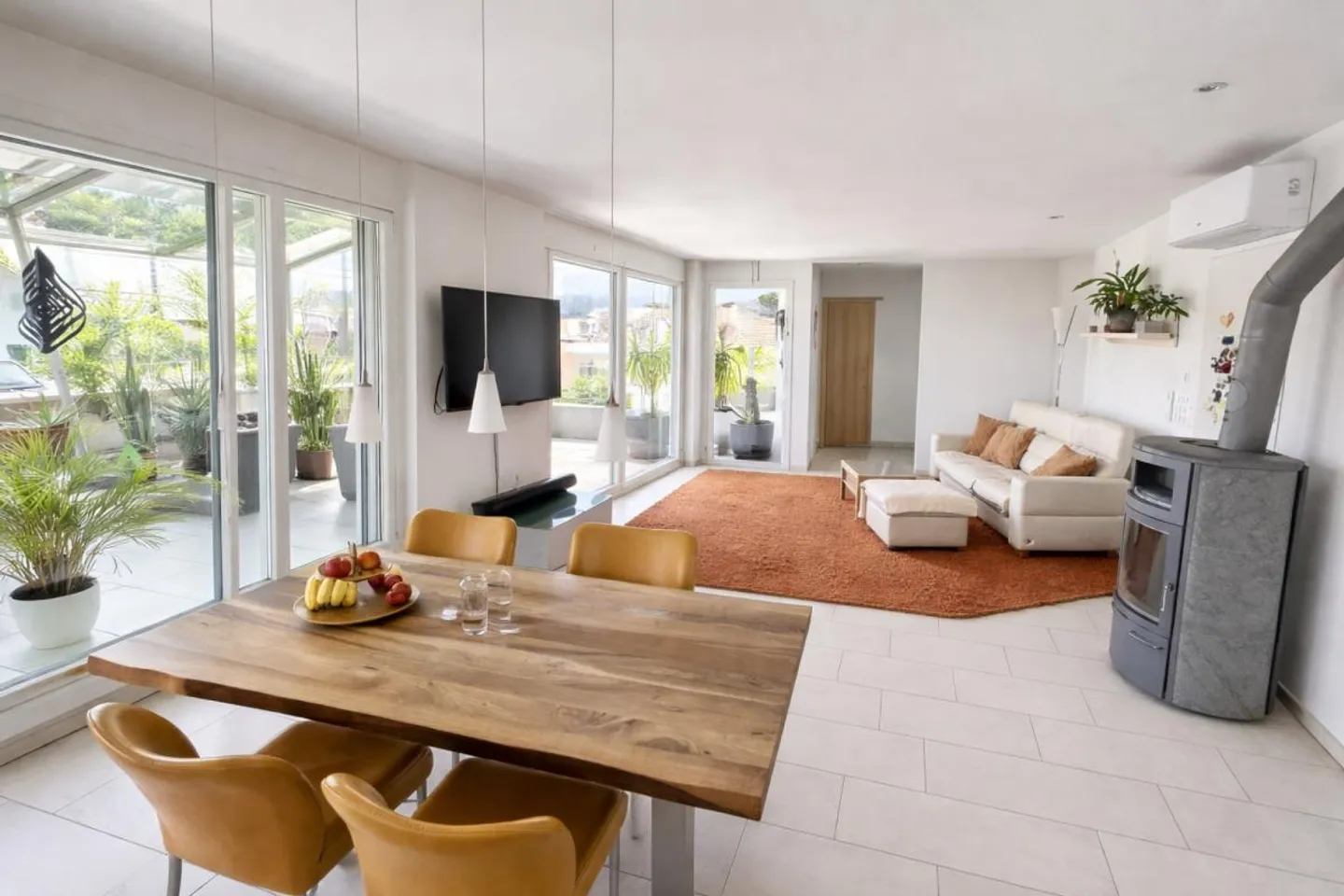 Dreamlike Apartment with Panoramic View - Photo 2 of 8