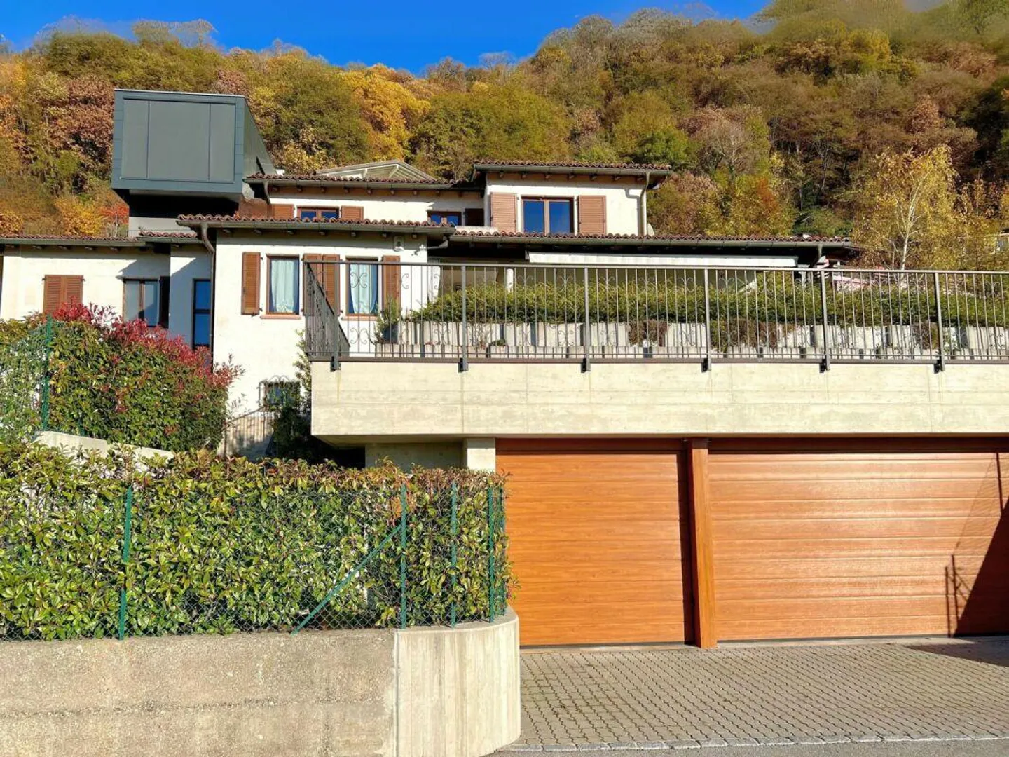 Elegante casa di campagna con grande giardino e due appartamenti collegati - Foto 2 di 19