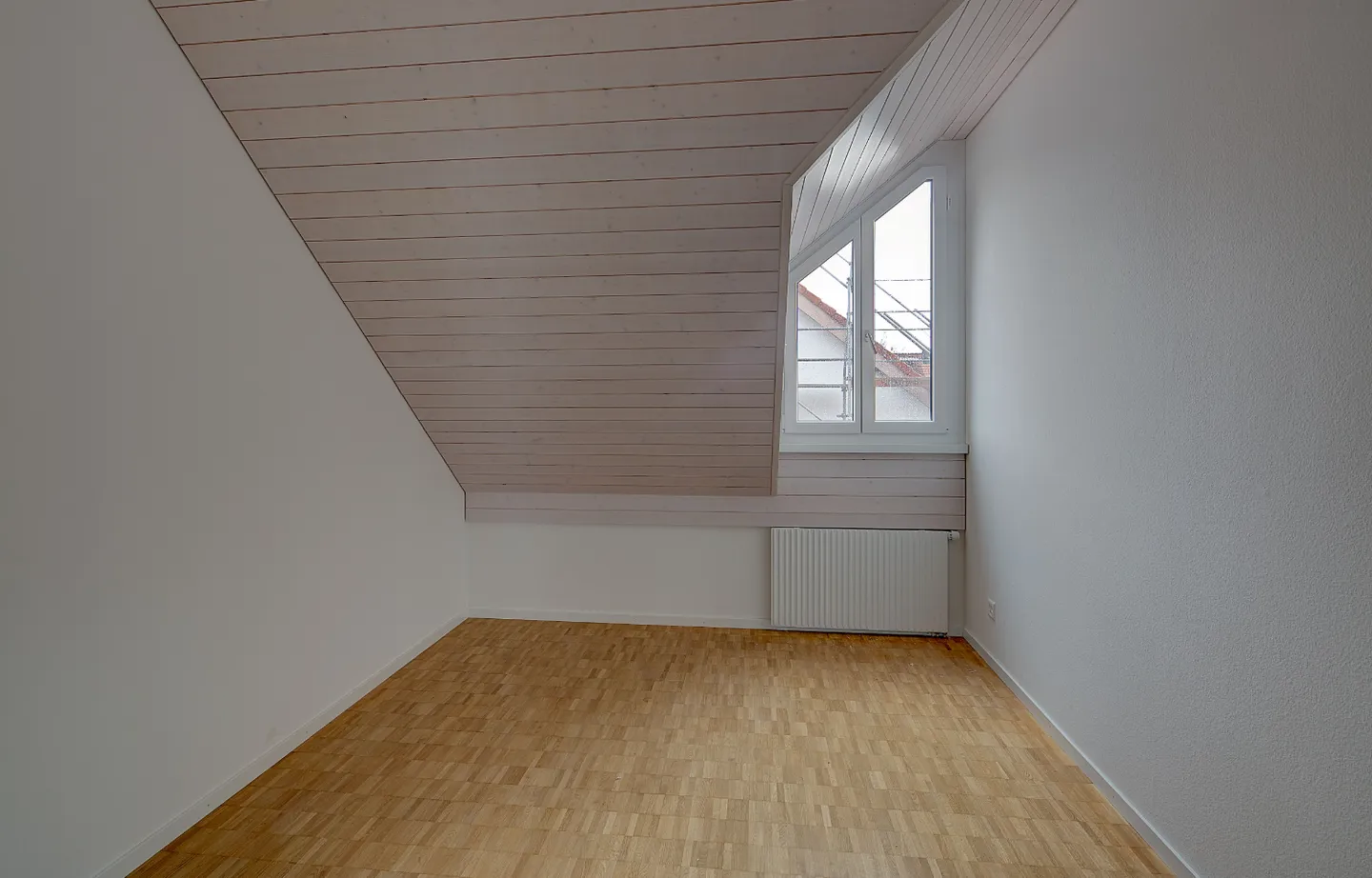 Modern Apartment with Balcony - Photo 6 of 11