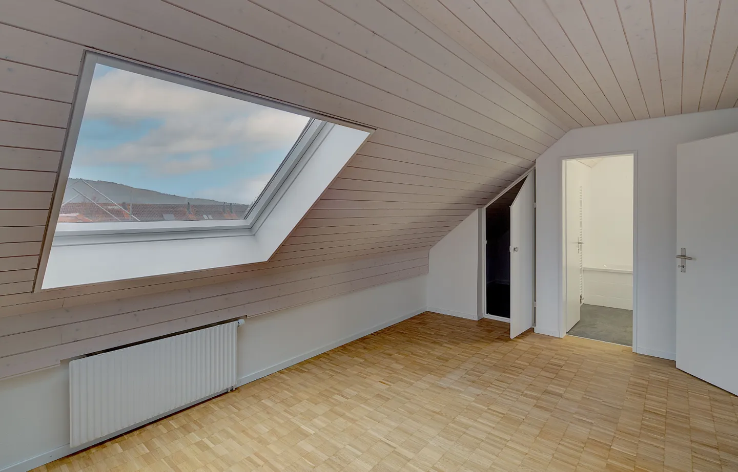 Modern Apartment with Balcony - Photo 7 of 11