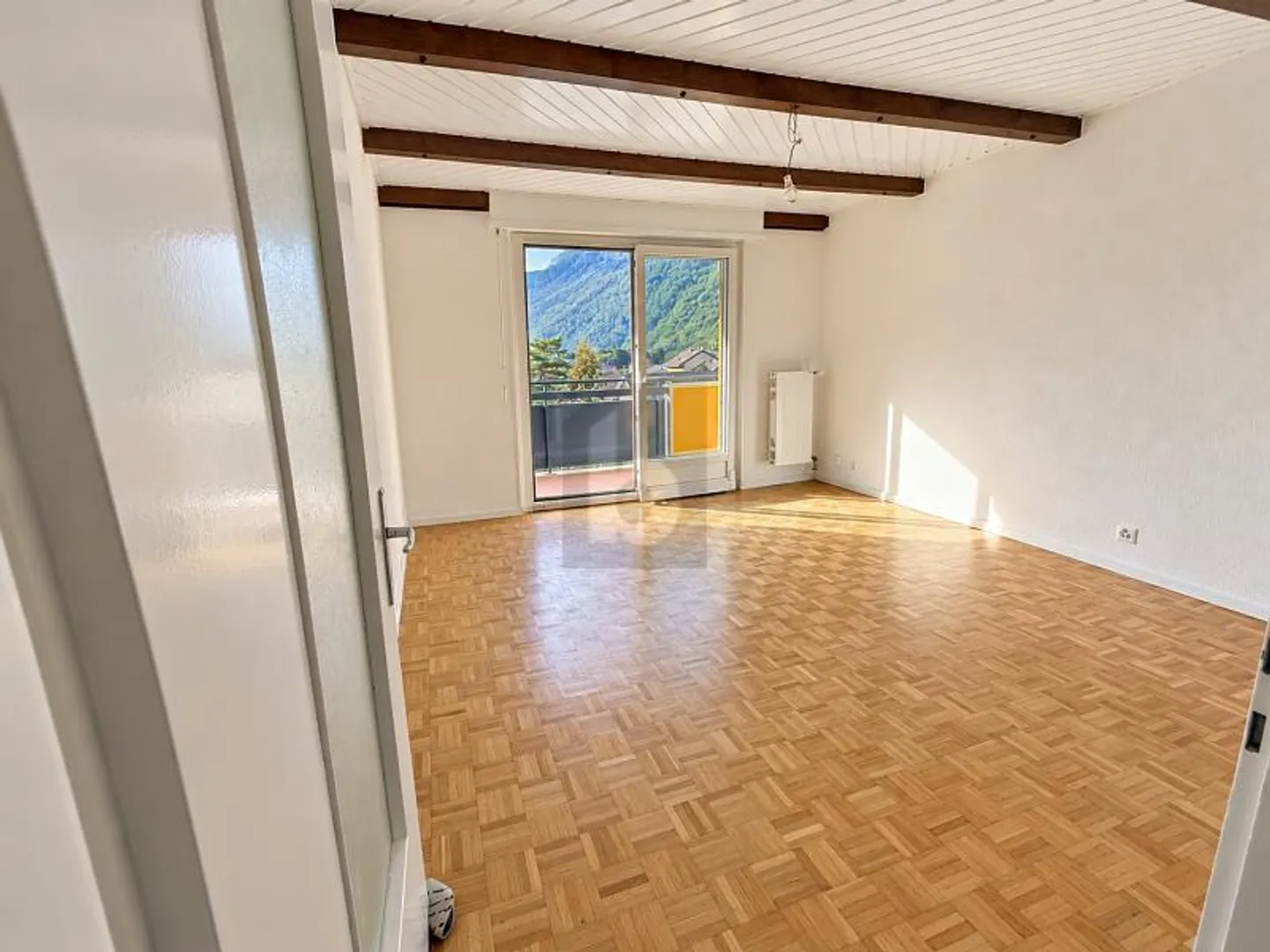 RENOVIERT MIT BLICK AUF DIE BERGE - Foto 1 von 5