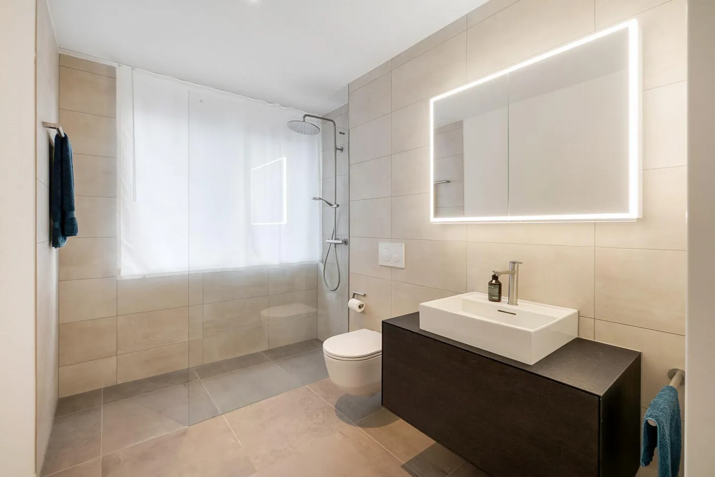 Moderno. Centrale. Soleggiato. Appartamento di 3,5 stanze in un nuovo edificio ben curato - Foto 7 di 10