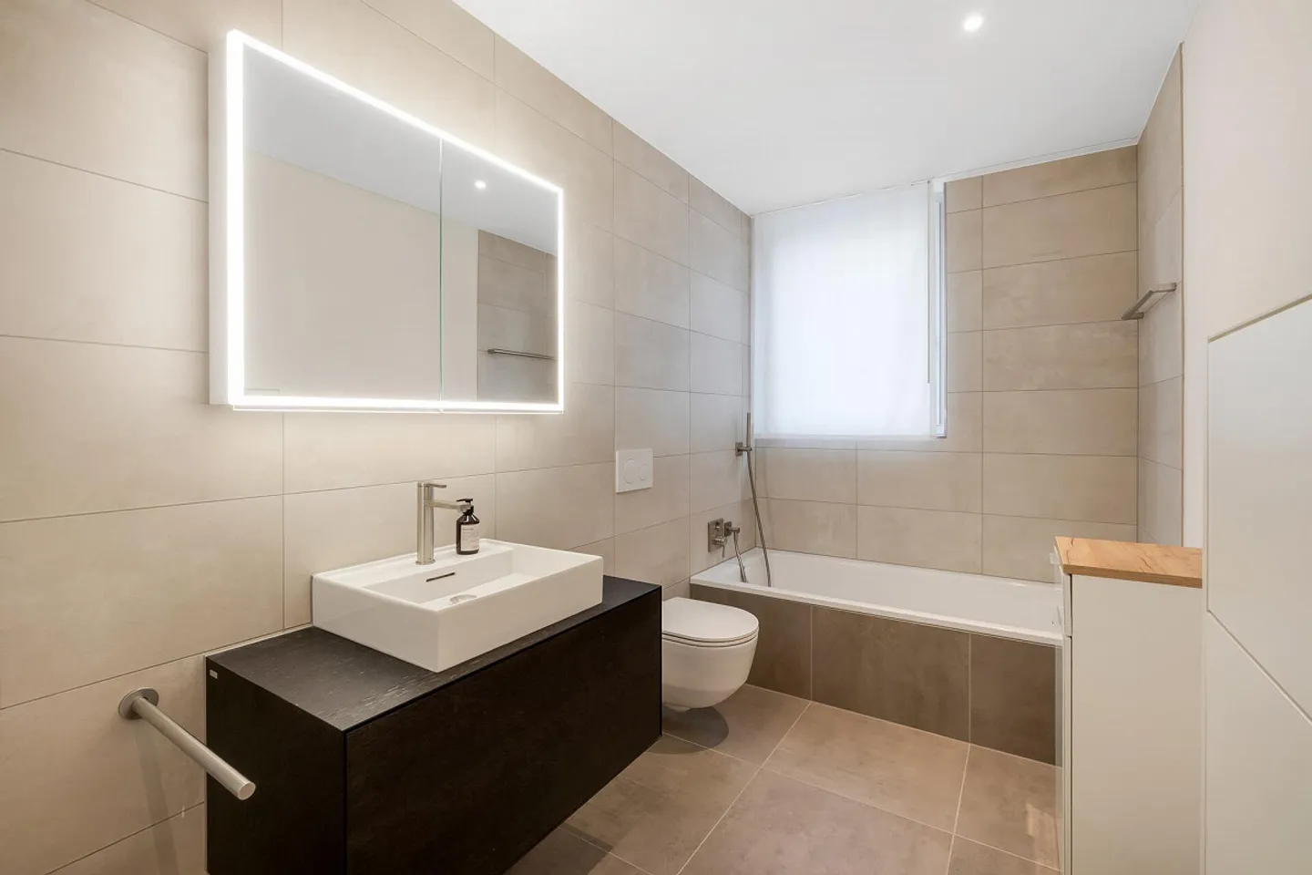 Moderno. Centrale. Soleggiato. Appartamento di 3,5 stanze in un nuovo edificio ben curato - Foto 9 di 10