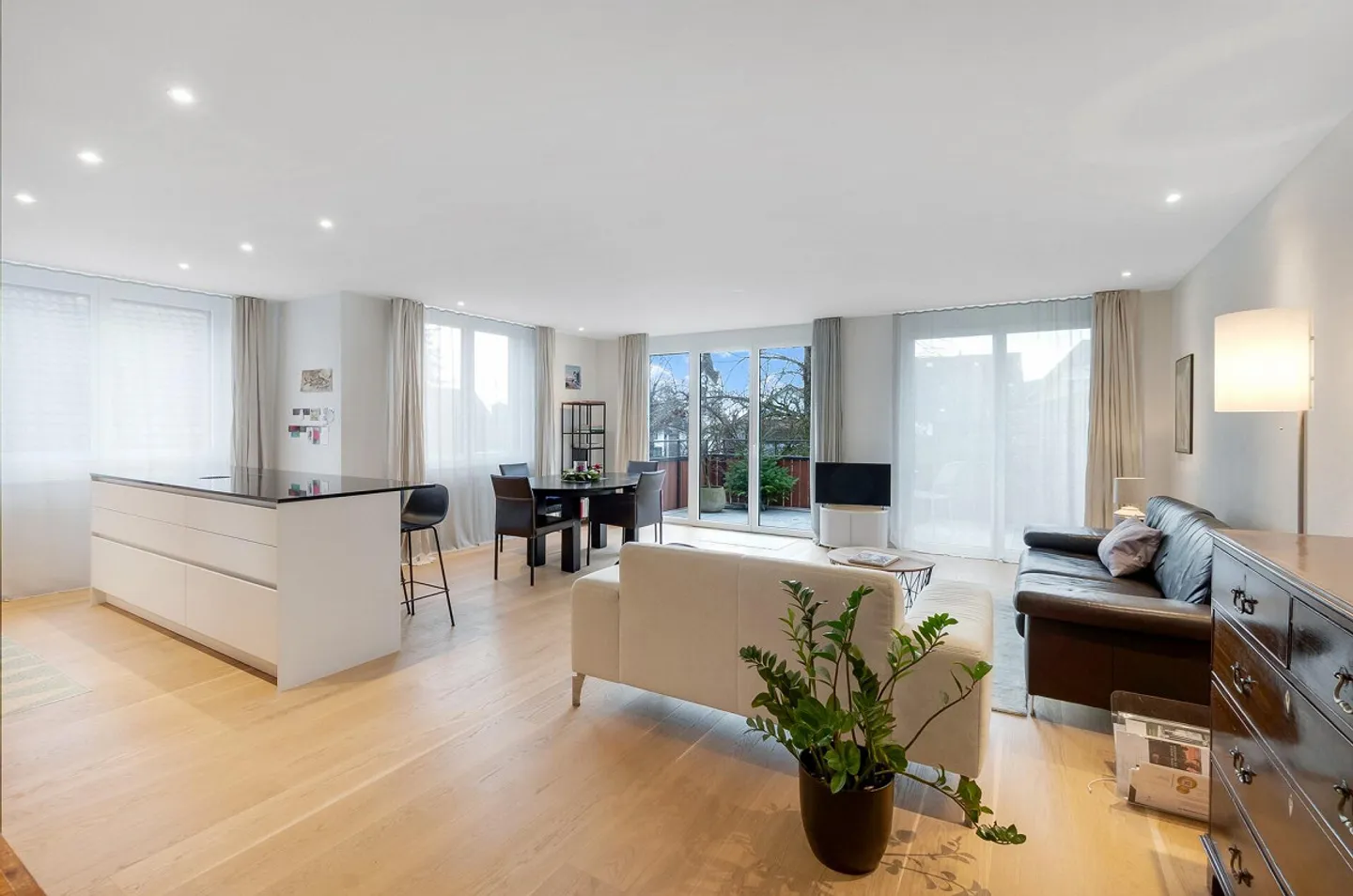 Moderno. Centrale. Soleggiato. Appartamento di 3,5 stanze in un nuovo edificio ben curato - Foto 1 di 10