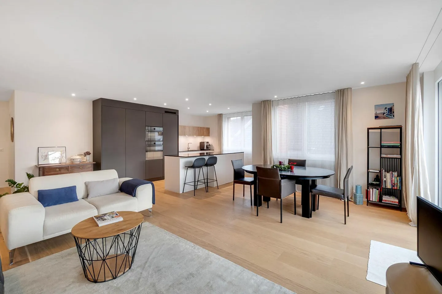 Moderno. Centrale. Soleggiato. Appartamento di 3,5 stanze in un nuovo edificio ben curato - Foto 2 di 10