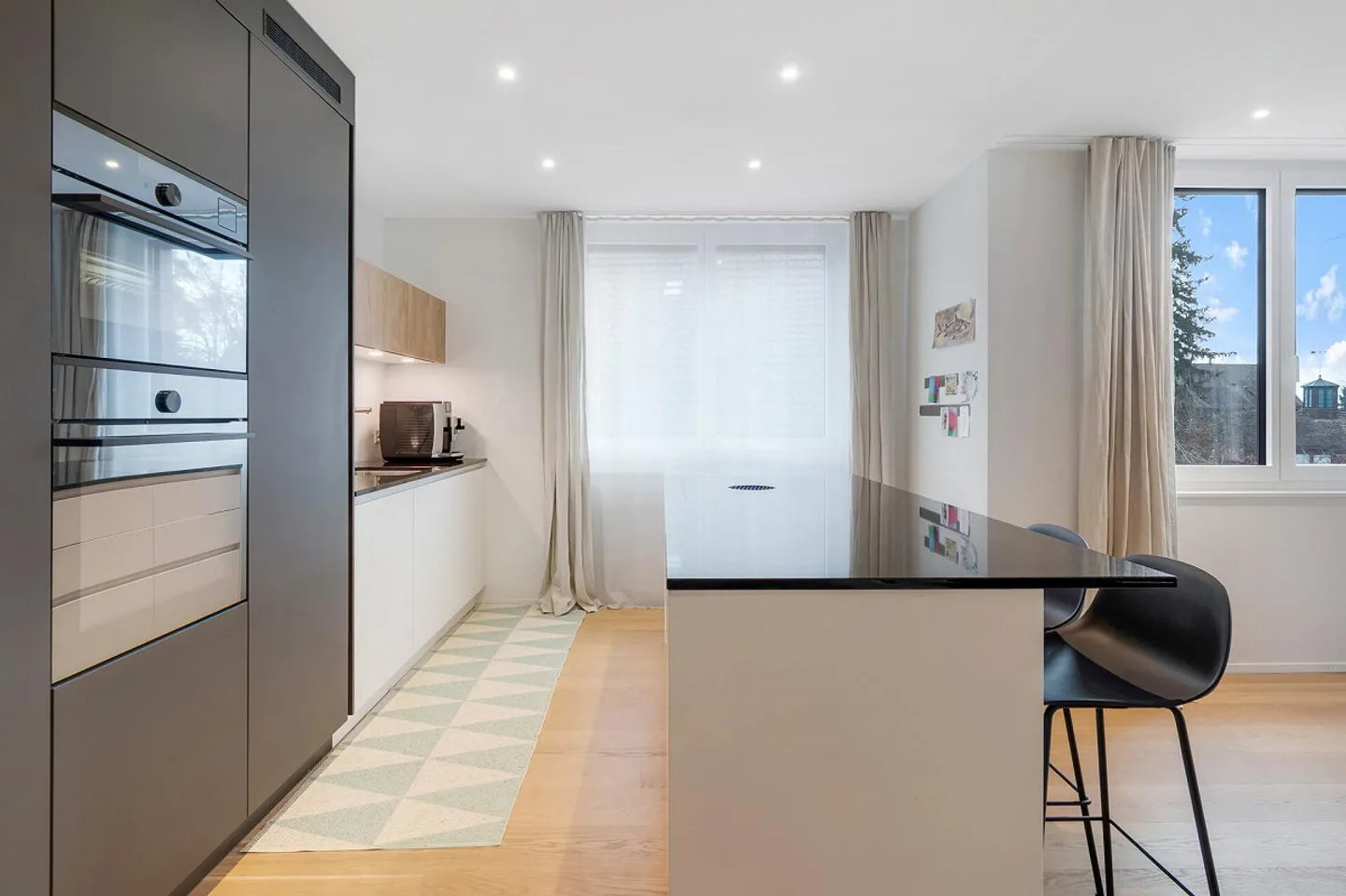 Moderno. Centrale. Soleggiato. Appartamento di 3,5 stanze in un nuovo edificio ben curato - Foto 3 di 10