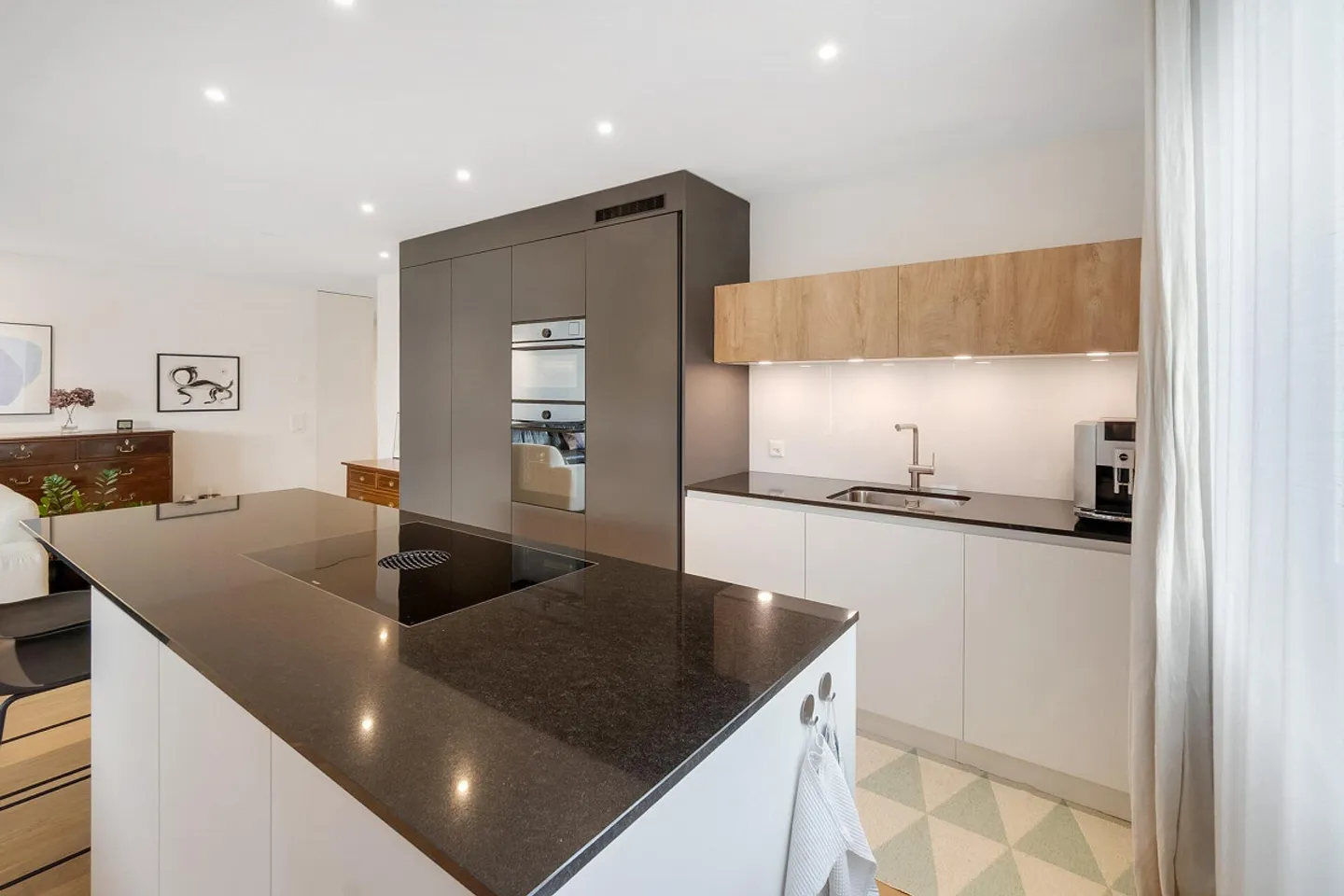 Moderno. Centrale. Soleggiato. Appartamento di 3,5 stanze in un nuovo edificio ben curato - Foto 4 di 10