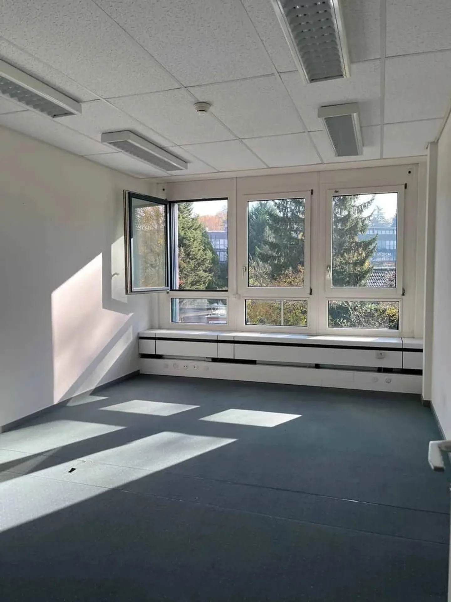 Furnished offices near the airport - Photo 4 of 5