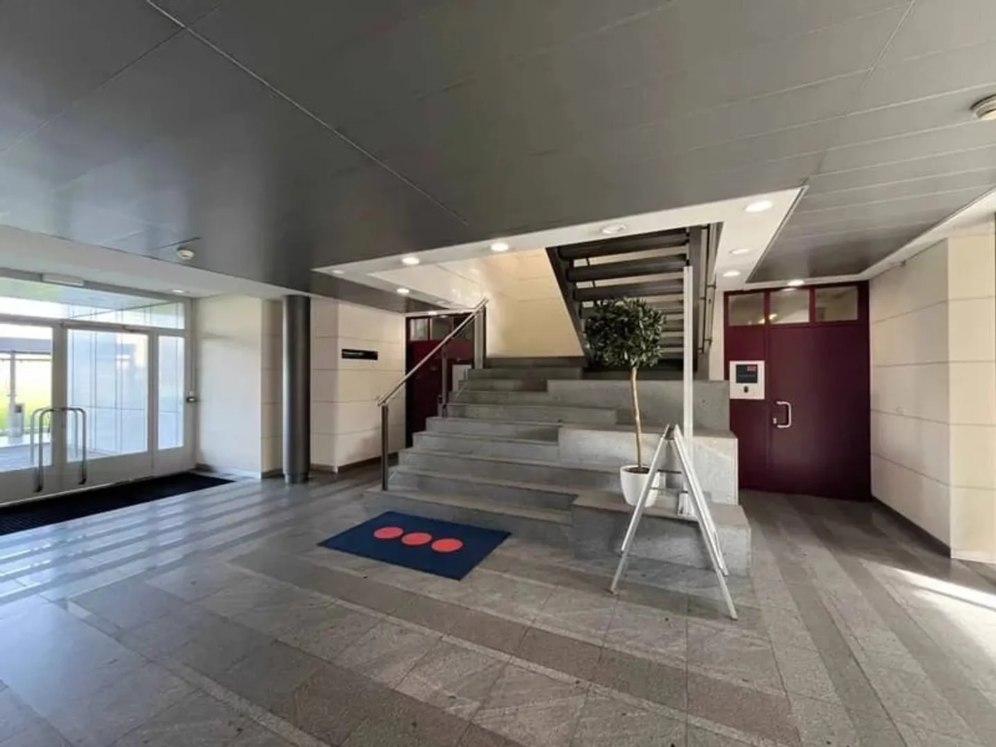 Furnished offices near the airport - Photo 2 of 5