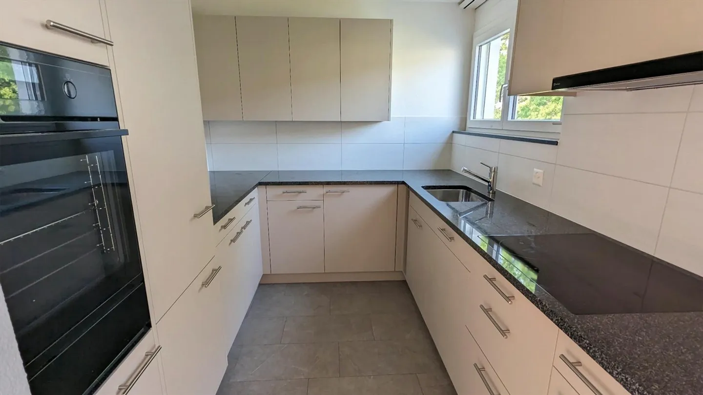 Appartement 4.5 EG Rénové / Propre Machine à Laver/Sèche-linge - Photo 3 sur 8