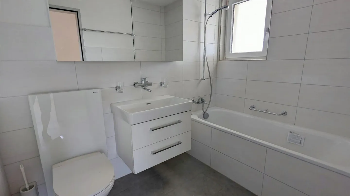 Appartement 4.5 EG Rénové / Propre Machine à Laver/Sèche-linge - Photo 4 sur 8