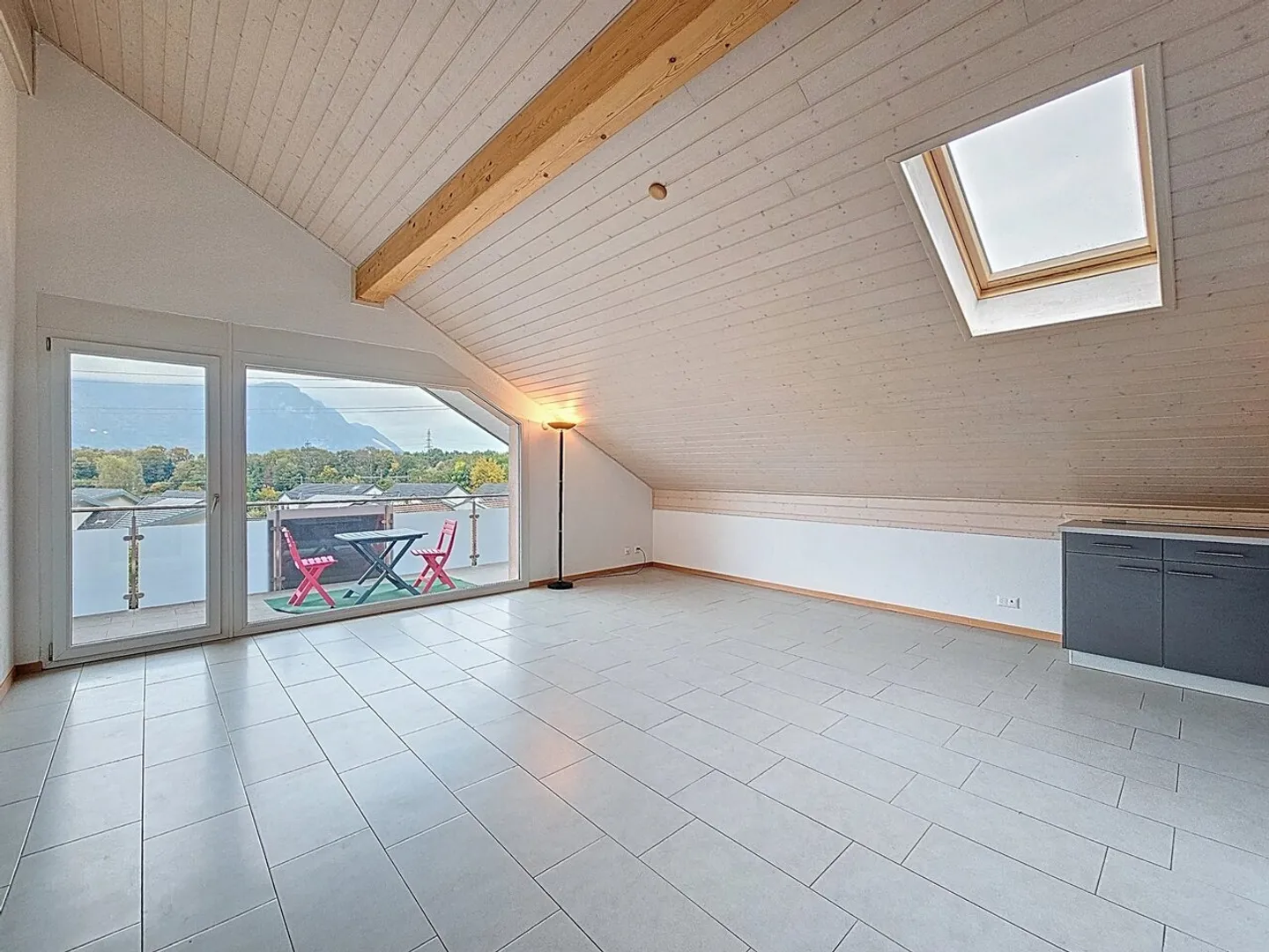 Appartement de 3,5 pièces dans les combles - Photo 3 sur 10