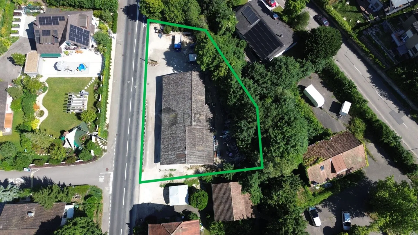 Terreno soleggiato con edificio esistente - base ideale per il tuo progetto - Foto 1 di 3