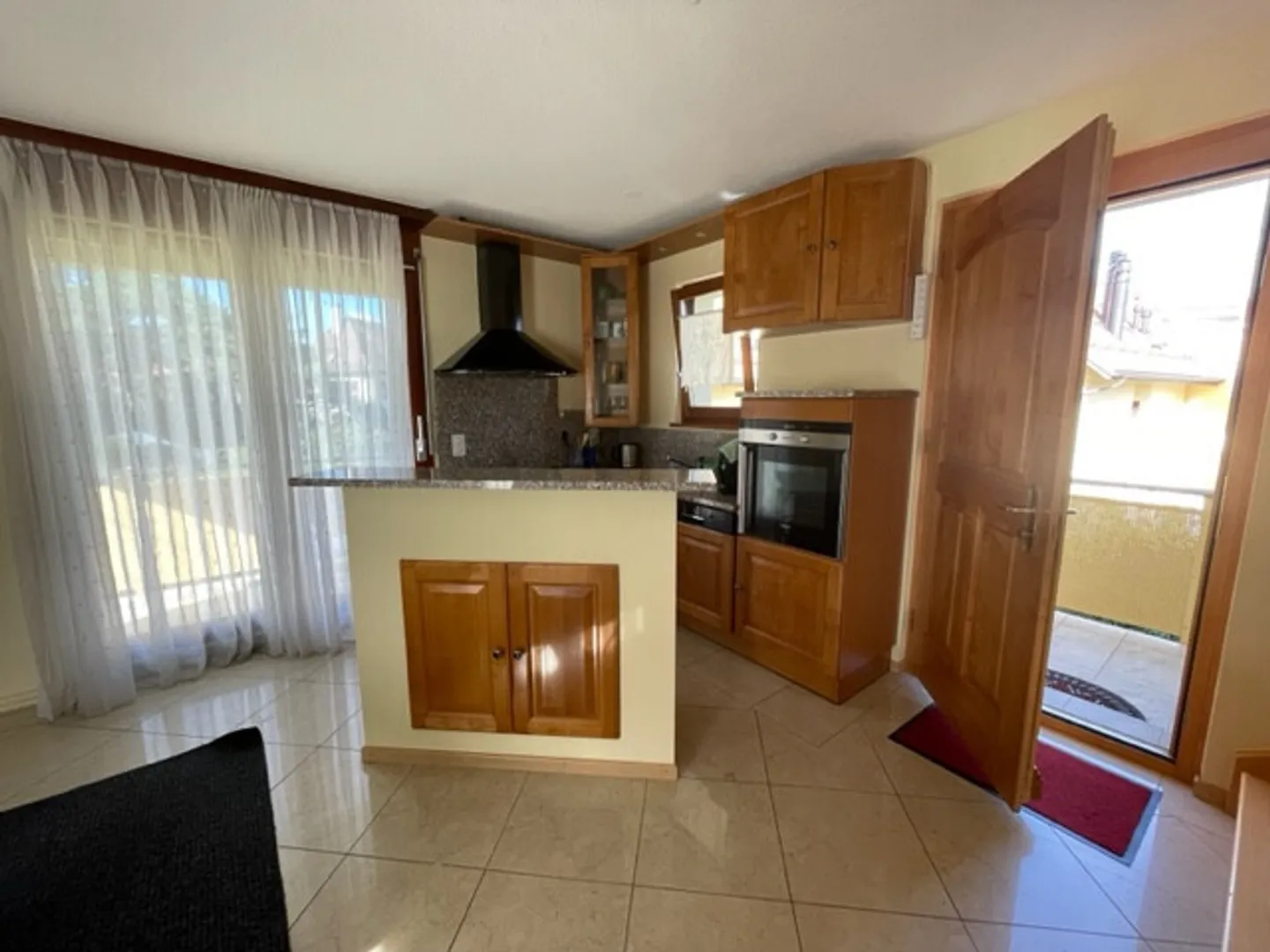 Beautiful furnished semi-detached house in the center of Gland - Photo 3 of 8