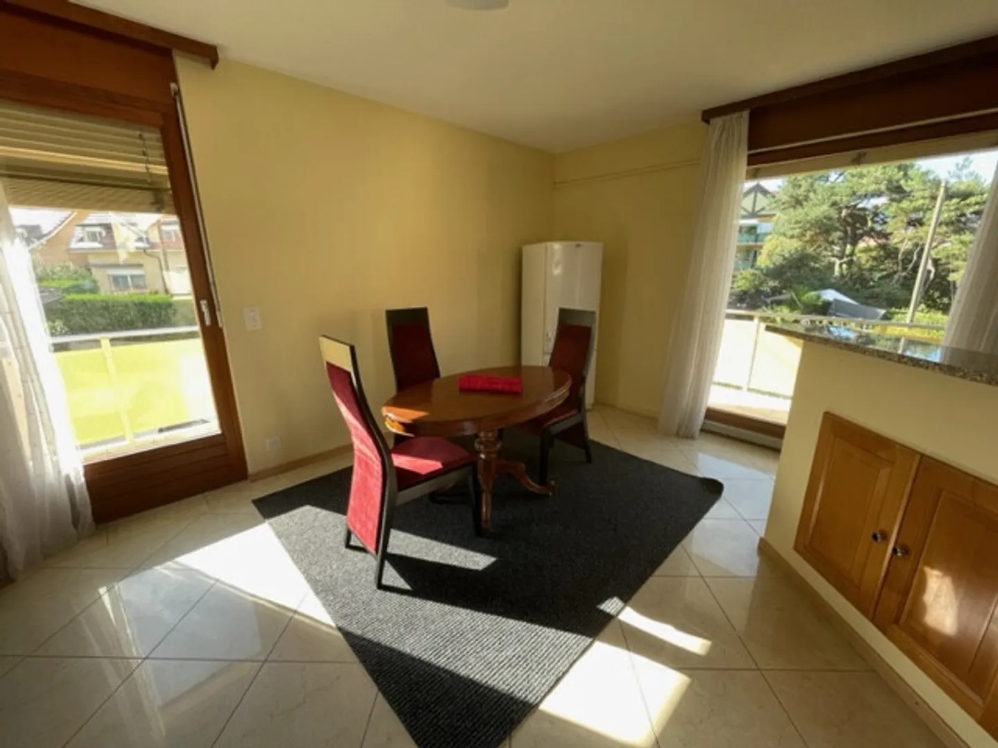 Beautiful furnished semi-detached house in the center of Gland - Photo 4 of 8