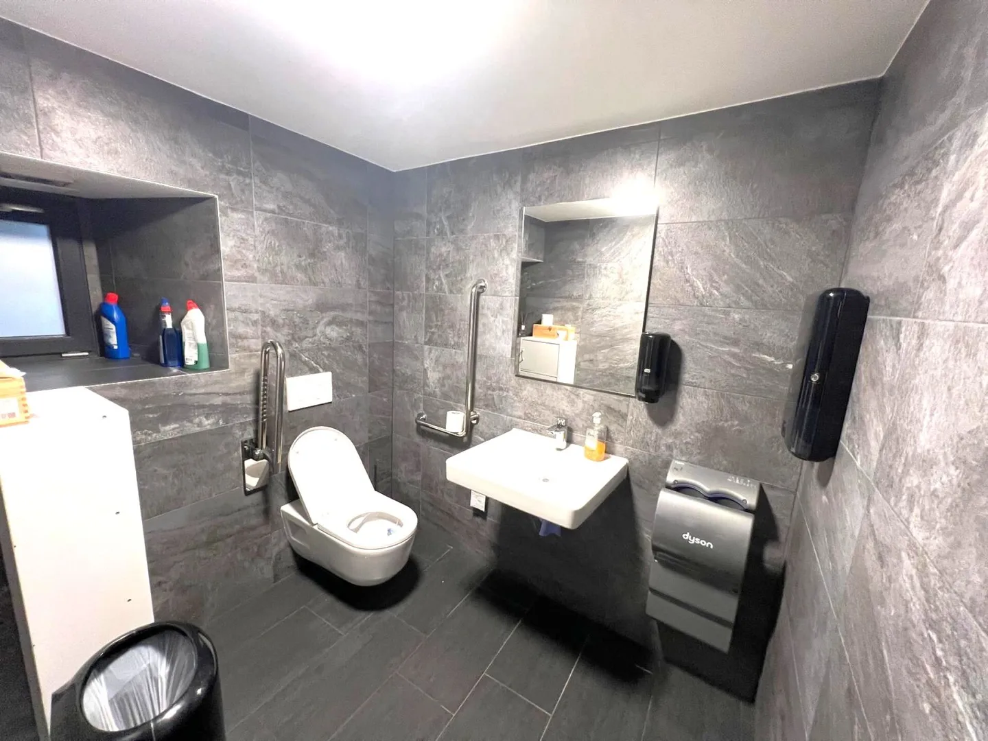 Lots PPE dans un immeuble mixte idéalement situé à la Place Centrale de St-Léonard - Photo 11 of 16