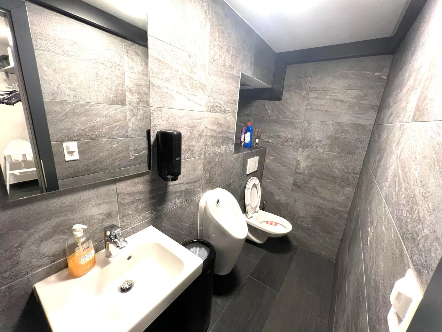 Lots PPE dans un immeuble mixte idéalement situé à la Place Centrale de St-Léonard - Photo 10 of 16