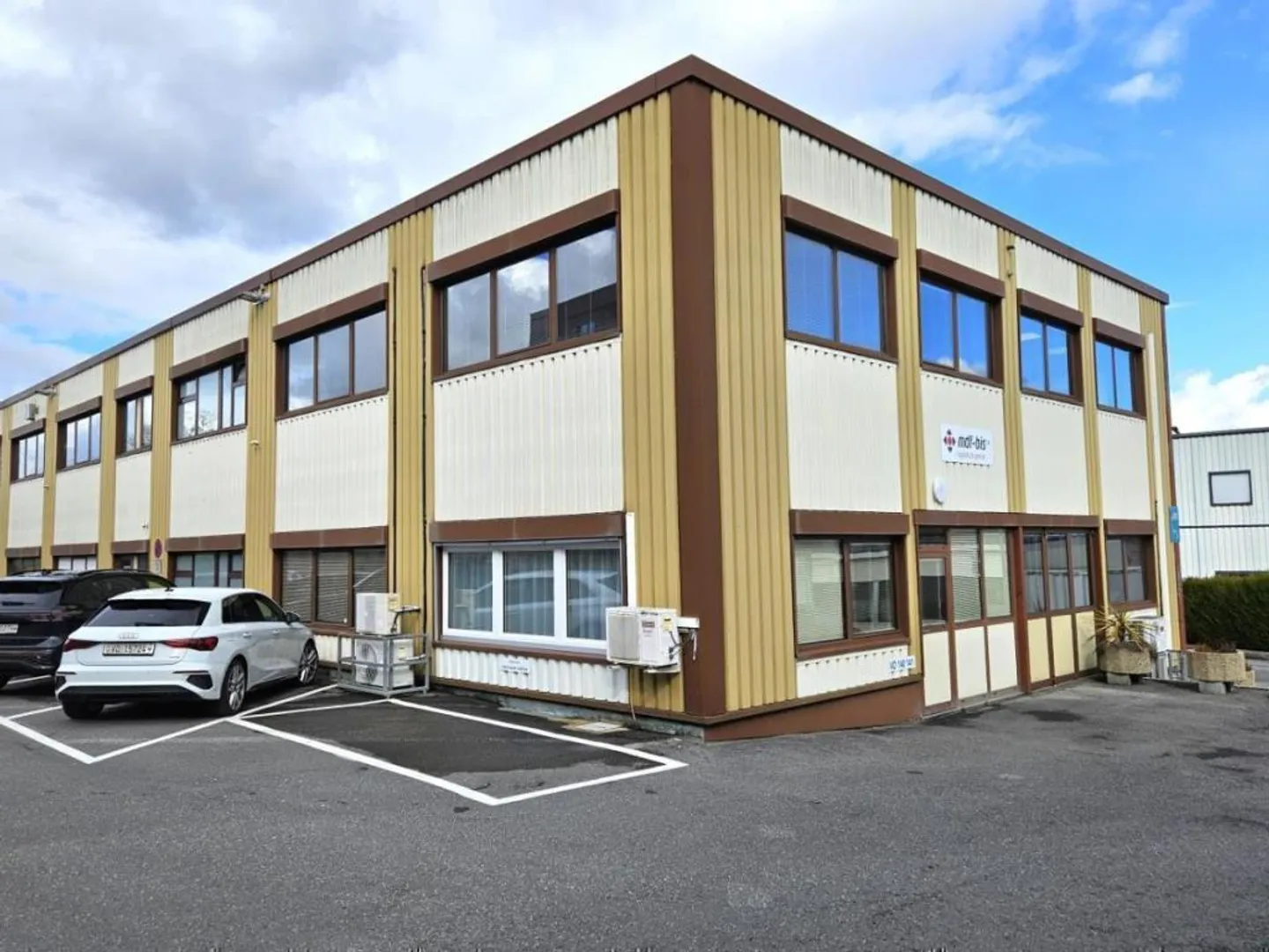 380 m2 distributed over 4 commercial spaces - Photo 1 of 1