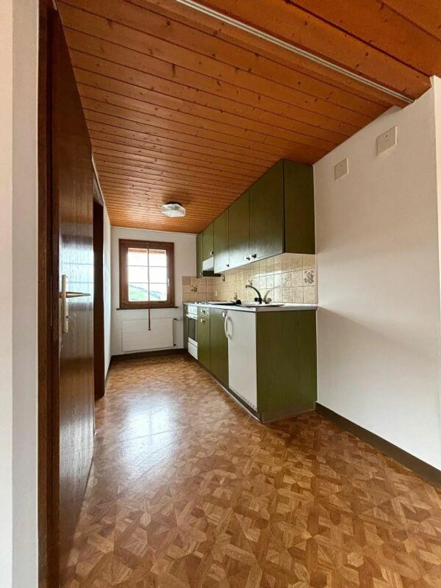 Cozy 2.5 Room Apartment for Rent - Photo 3 of 8