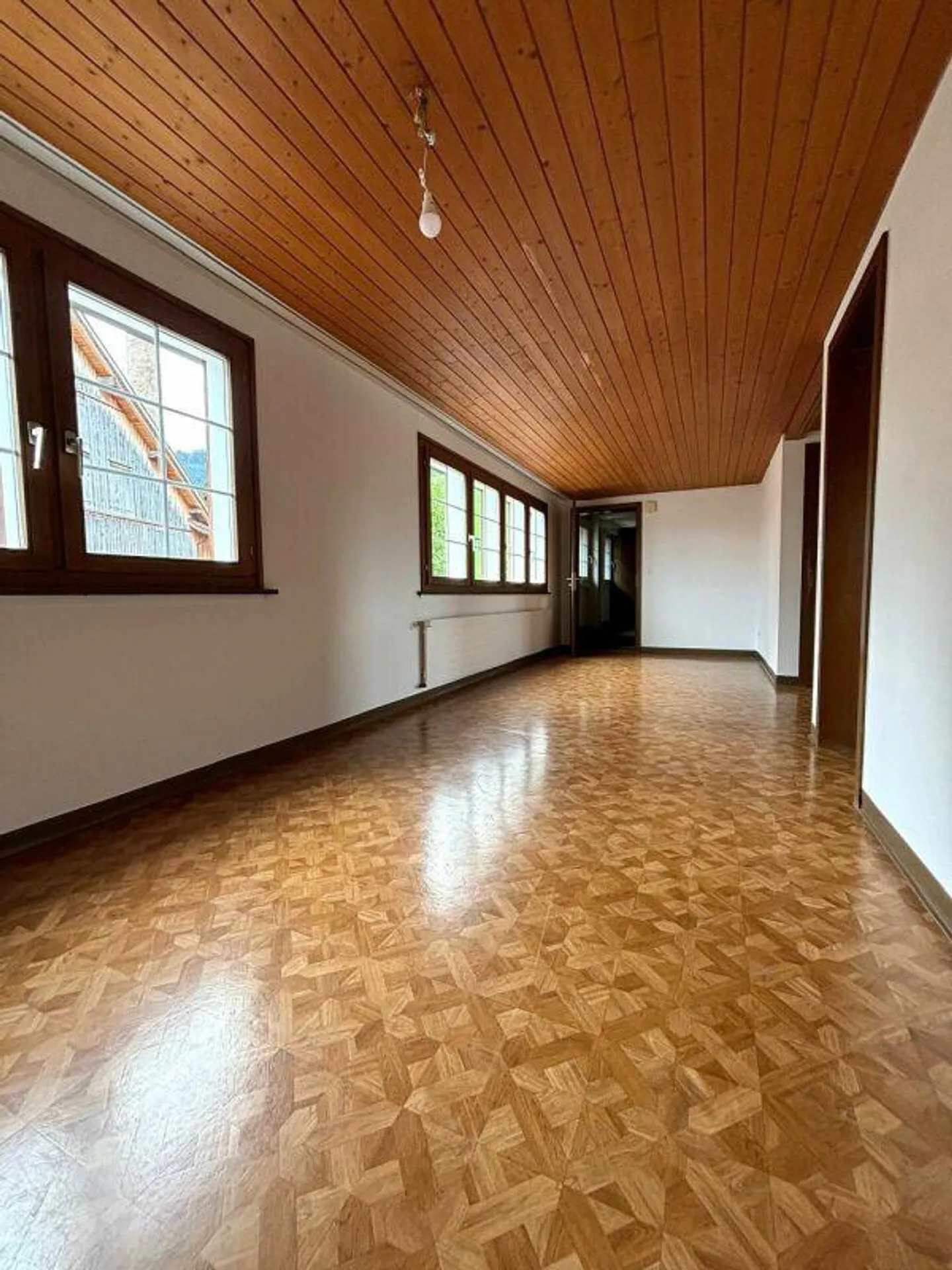 Cozy 2.5 Room Apartment for Rent - Photo 2 of 8