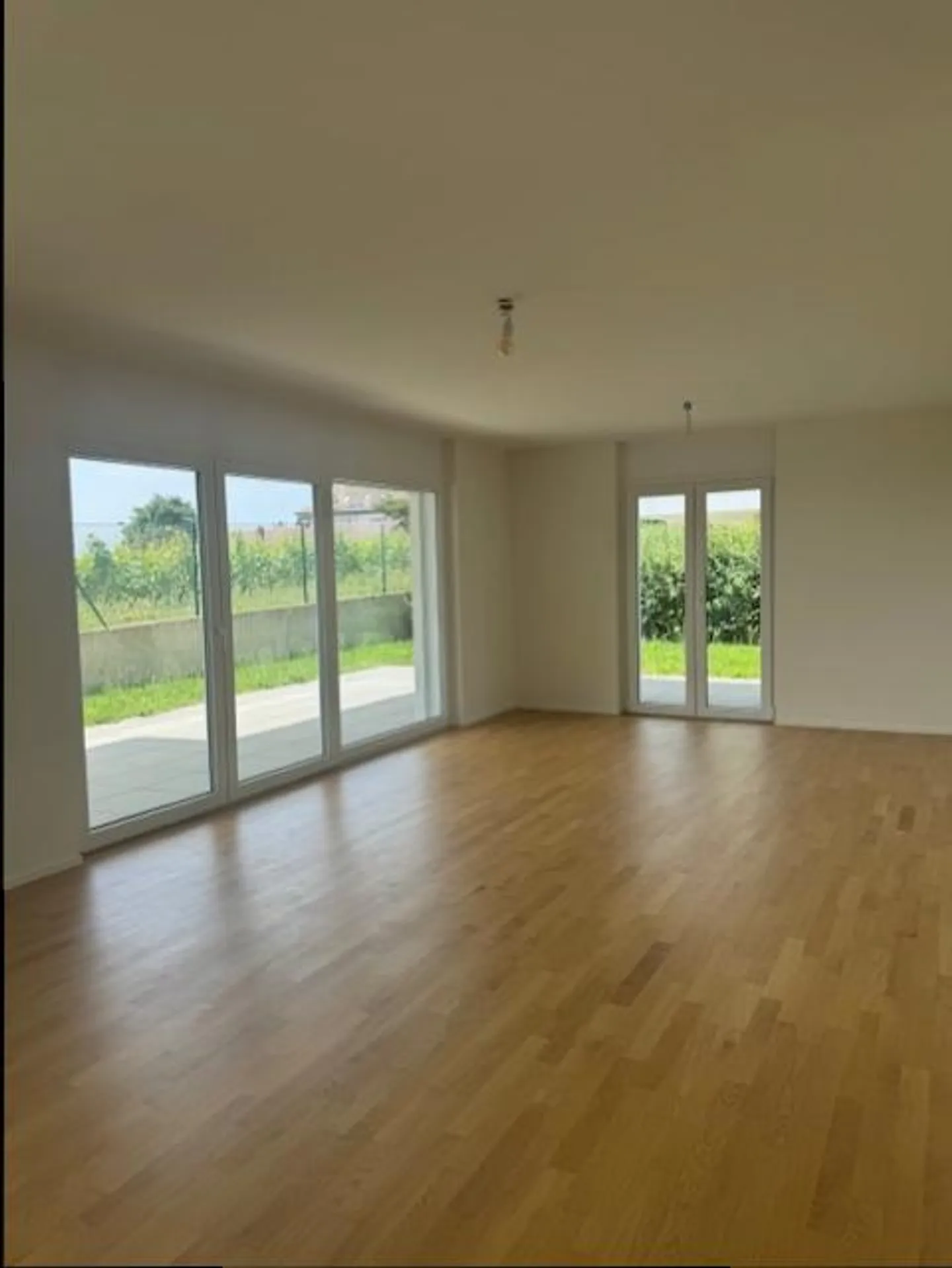 Modern Garden Apartment in Etoy - Photo 3 of 15