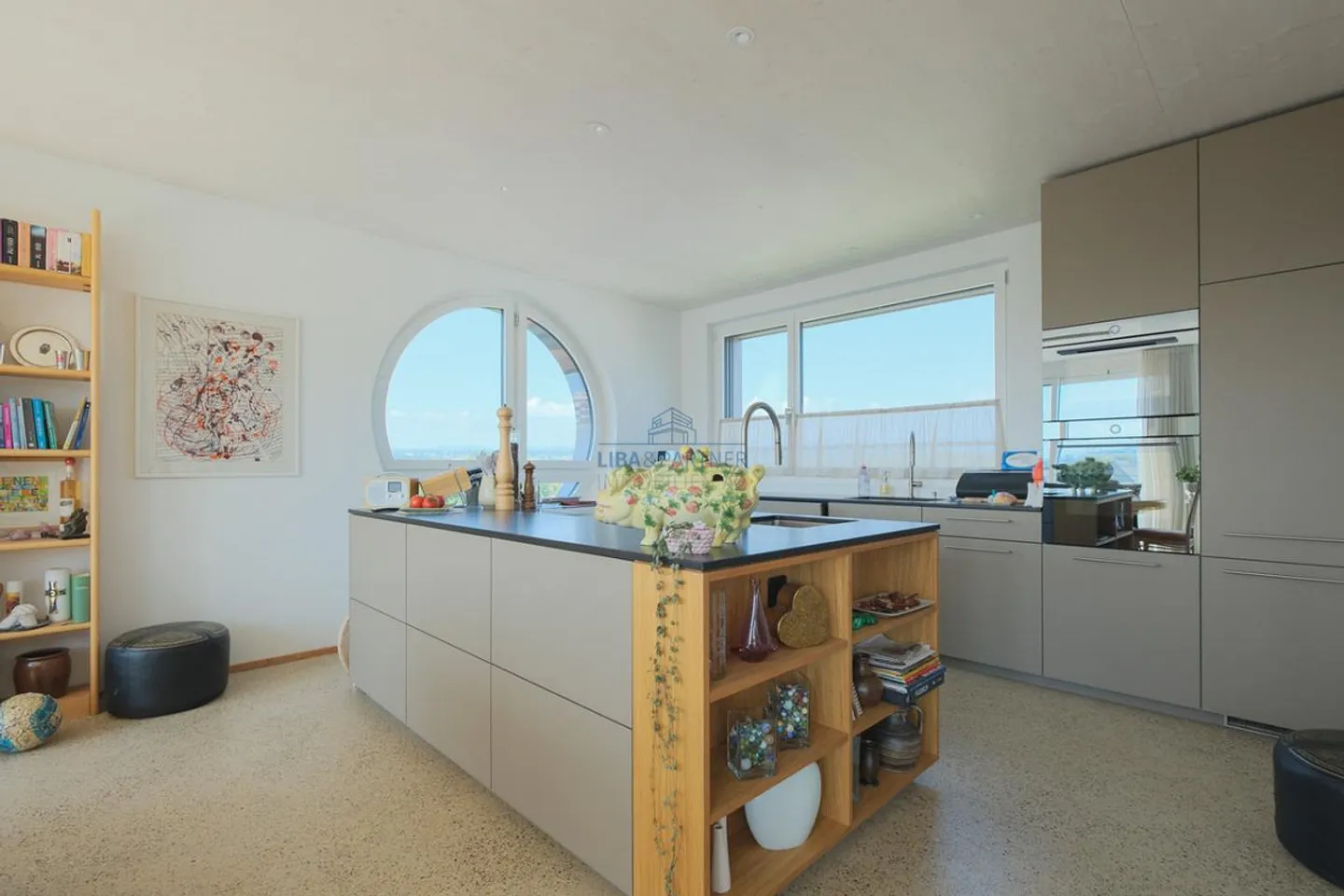 Attico con stile, grande terrazza e vista ampia - Foto 3 di 13