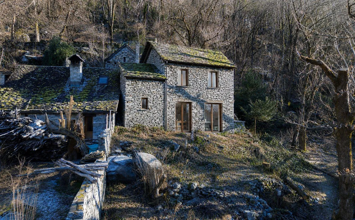Rustique avec vue sur le Maggiatal – Un refuge tessinois authentique avec un grand potentiel - Photo 1 sur 12