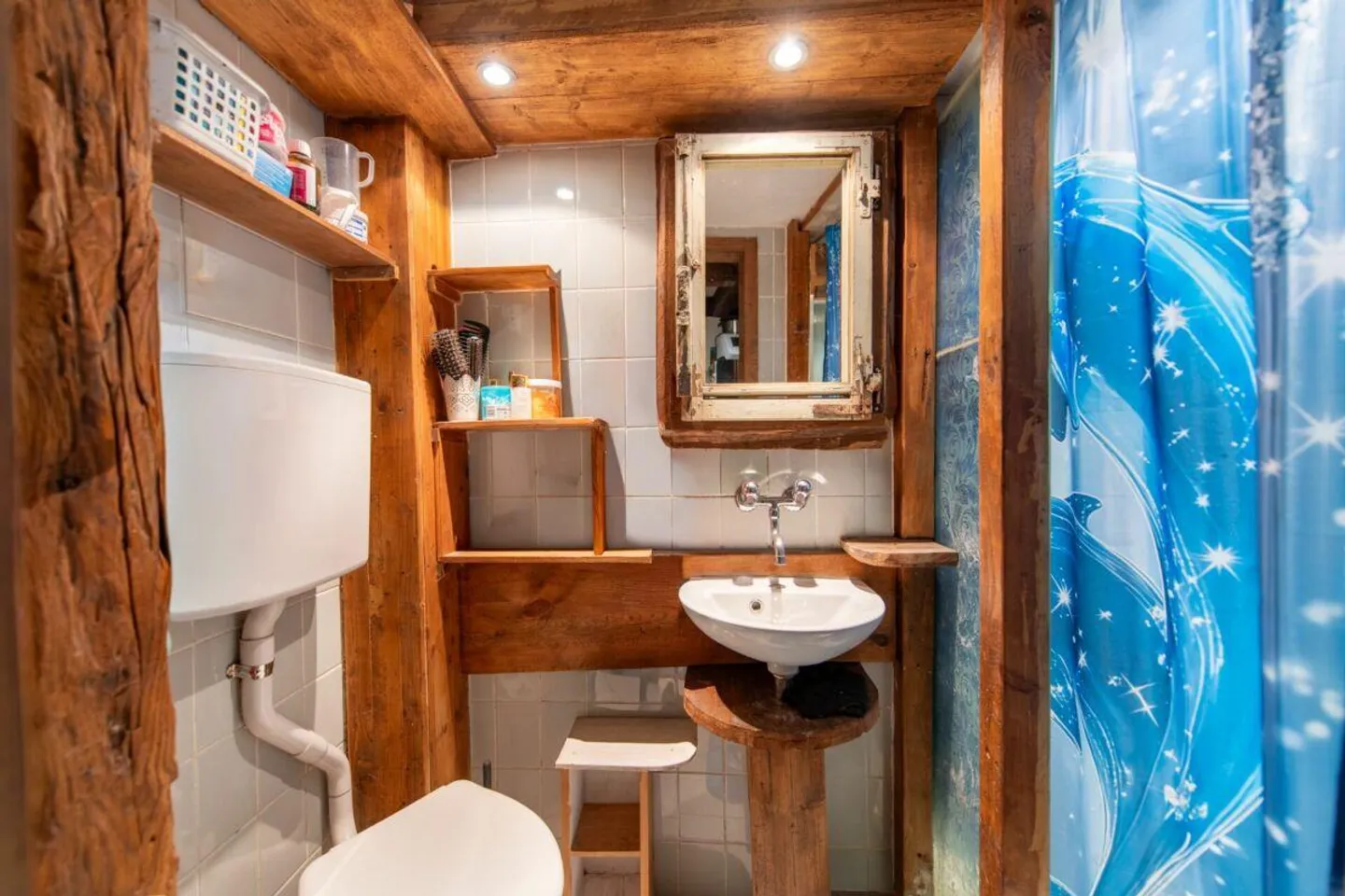 Large farmhouse directly by the stream with land parcel and development potential - Photo 4 of 26