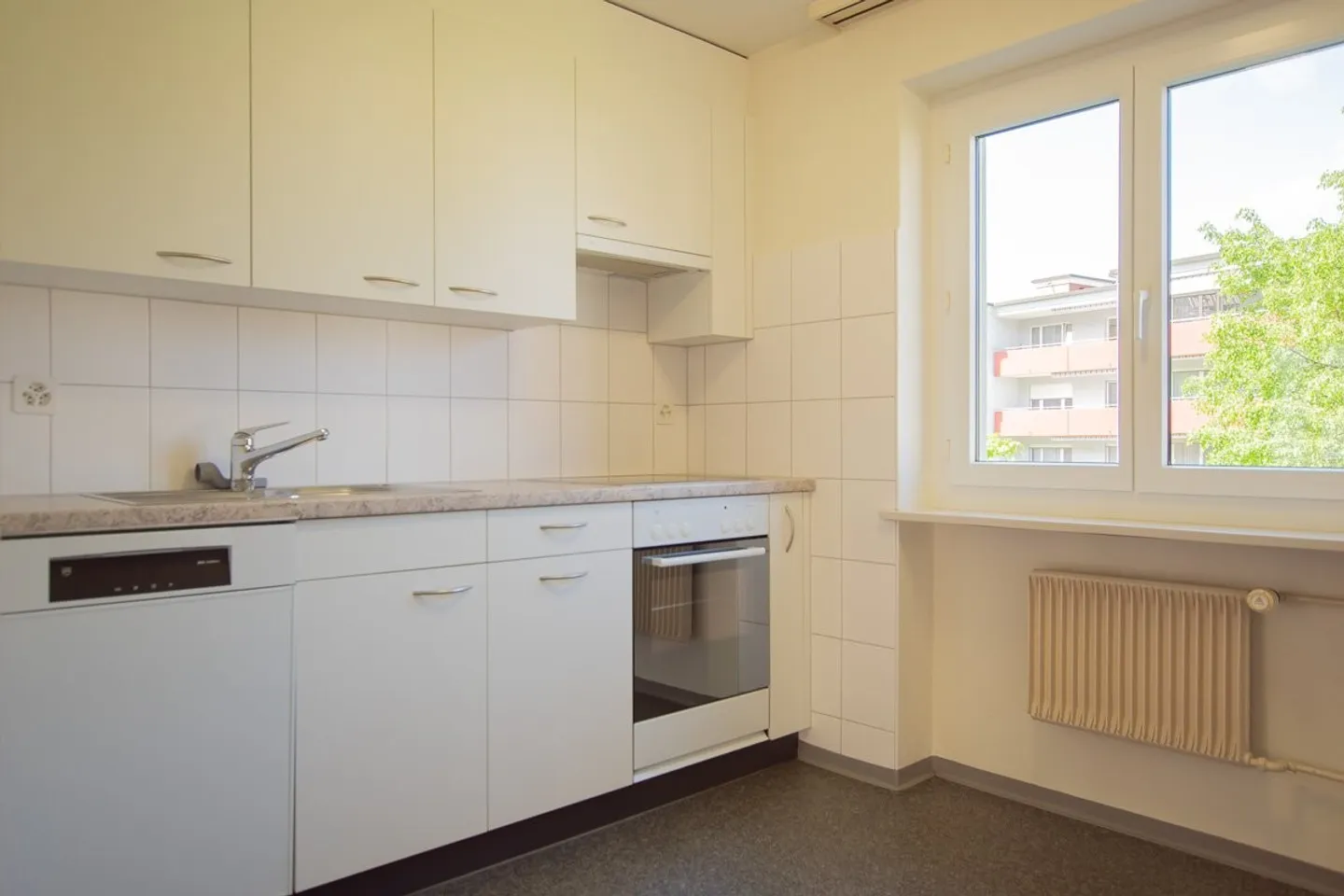 Luminoso appartamento di 4 stanze al 2° piano - Foto 2 di 6