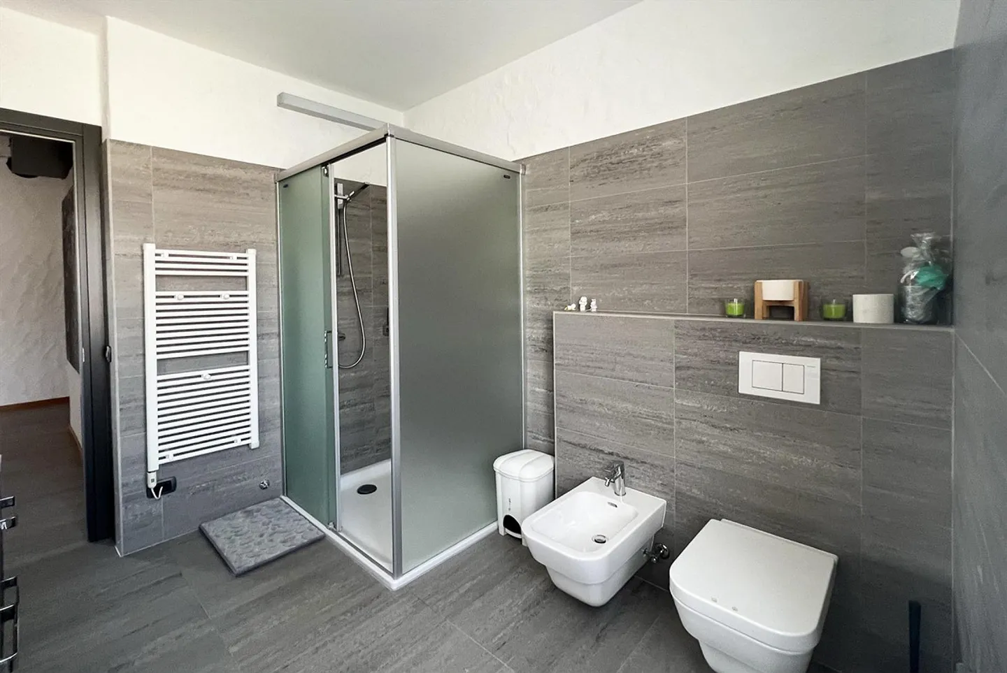 Large 2.5-room apartment with 80 m² on the top floor in the city center of Lugano - Photo 6 of 9