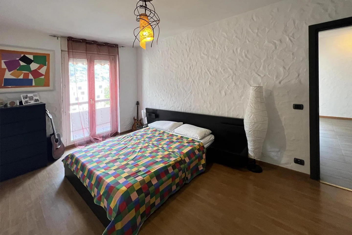 Large 2.5-room apartment with 80 m² on the top floor in the city center of Lugano - Photo 7 of 9