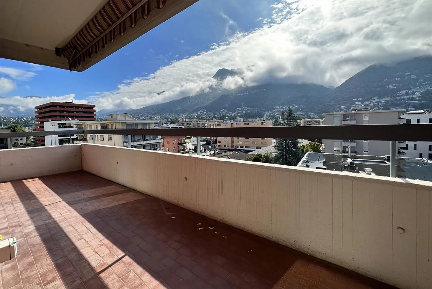 Large 2.5-room apartment with 80 m² on the top floor in the city center of Lugano - Photo 2 of 9