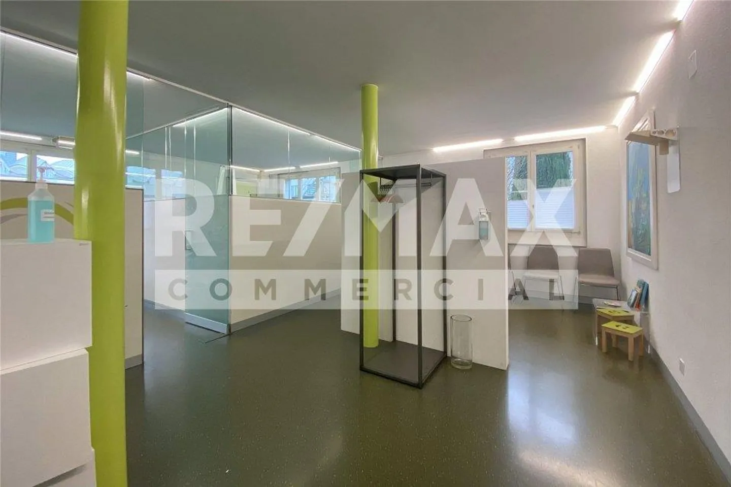 Central commercial premises with versatile potential for use and development... - Photo 5 of 13