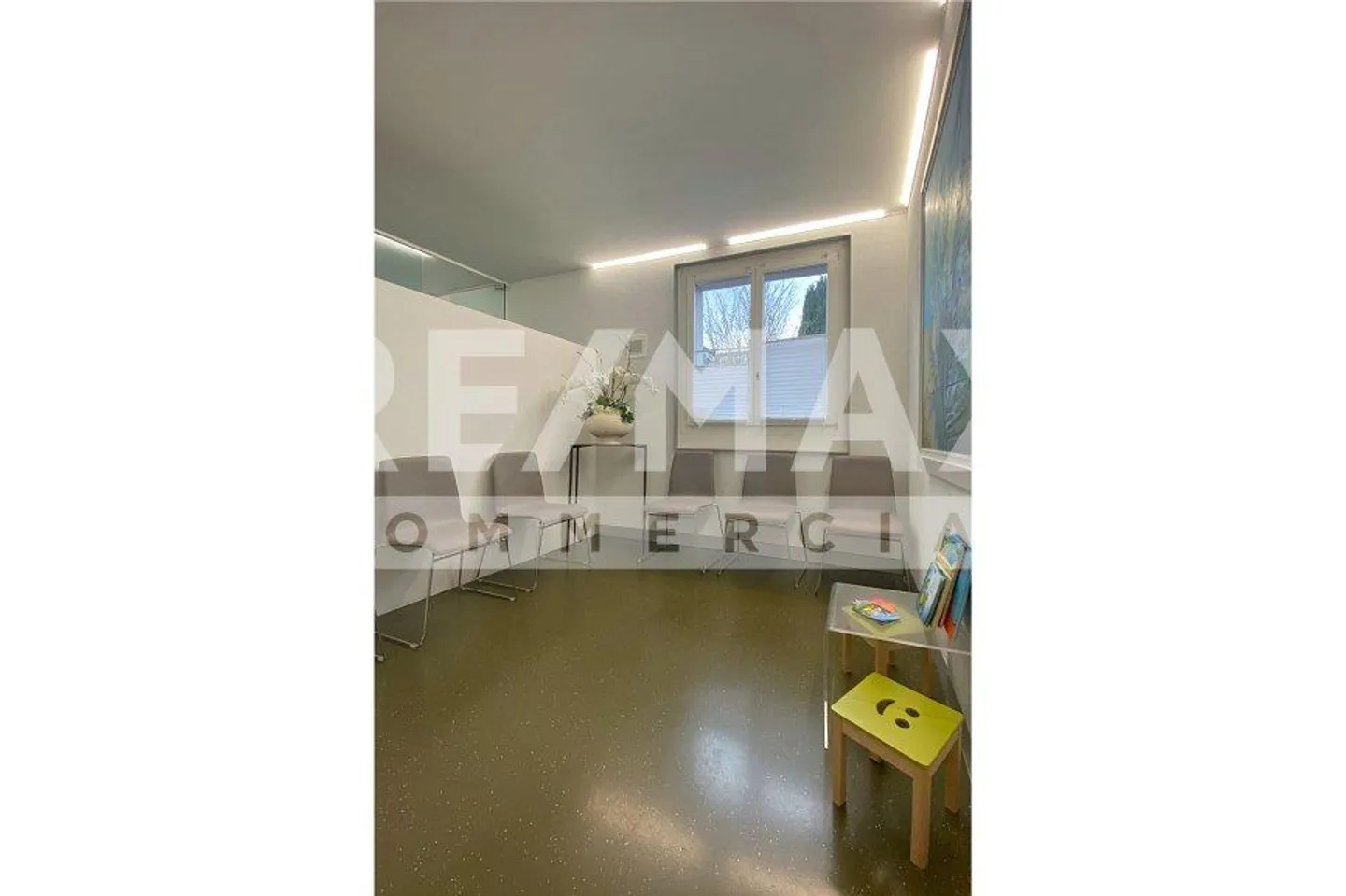 Central commercial premises with versatile potential for use and development... - Photo 6 of 13