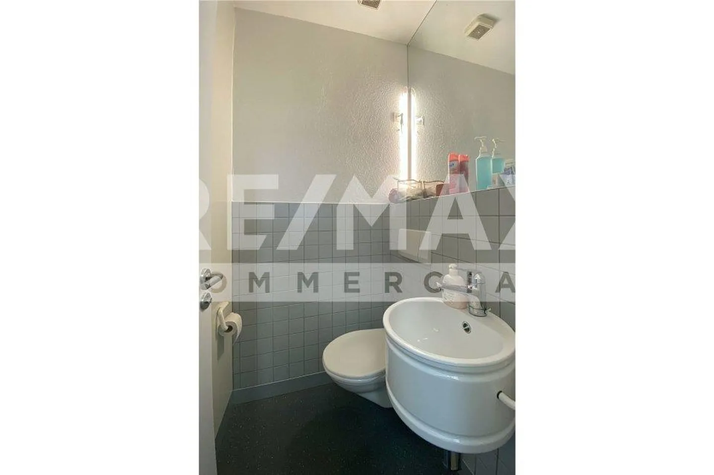 Central commercial premises with versatile potential for use and development... - Photo 7 of 13