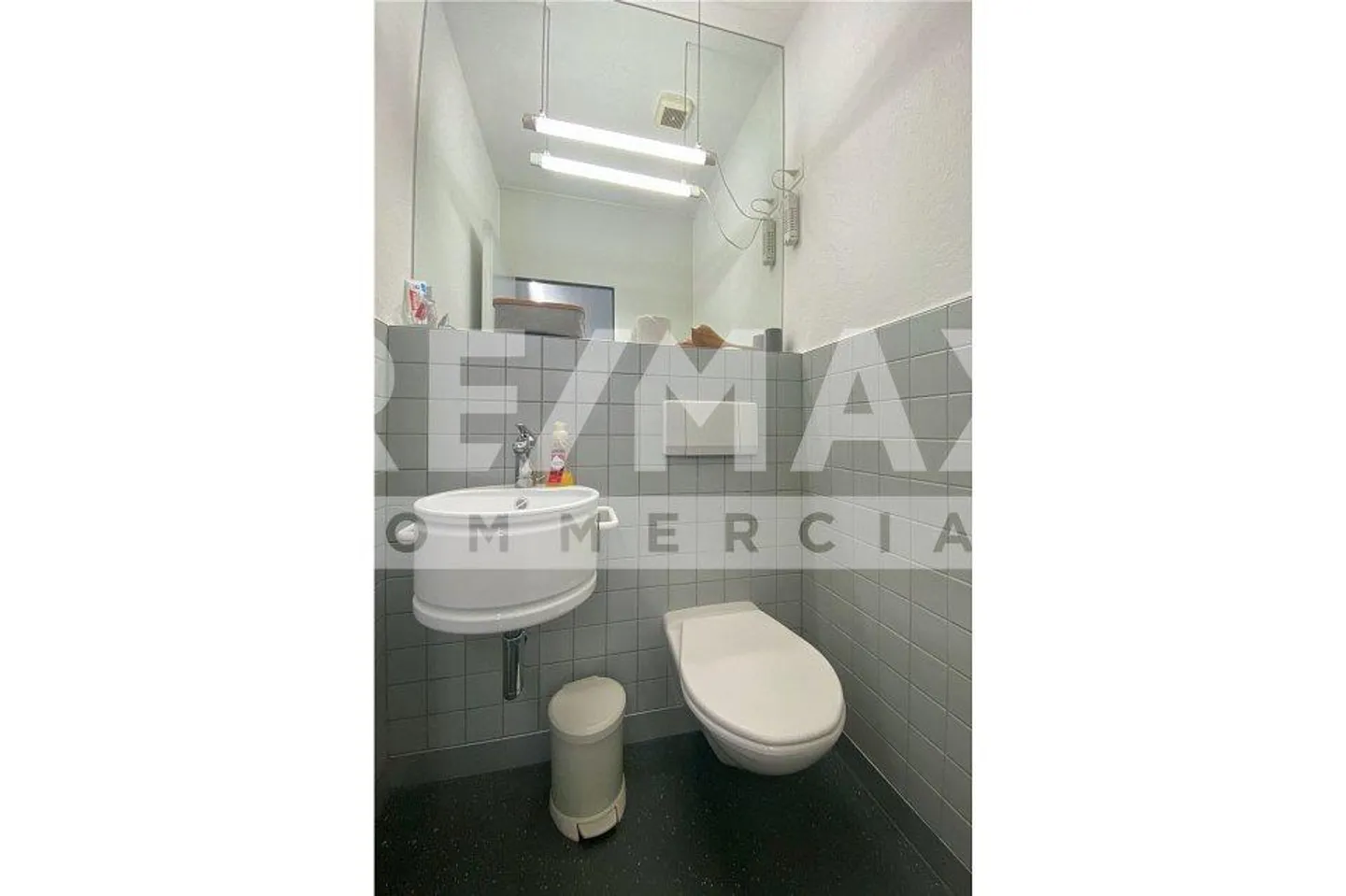 Central commercial premises with versatile potential for use and development... - Photo 8 of 13